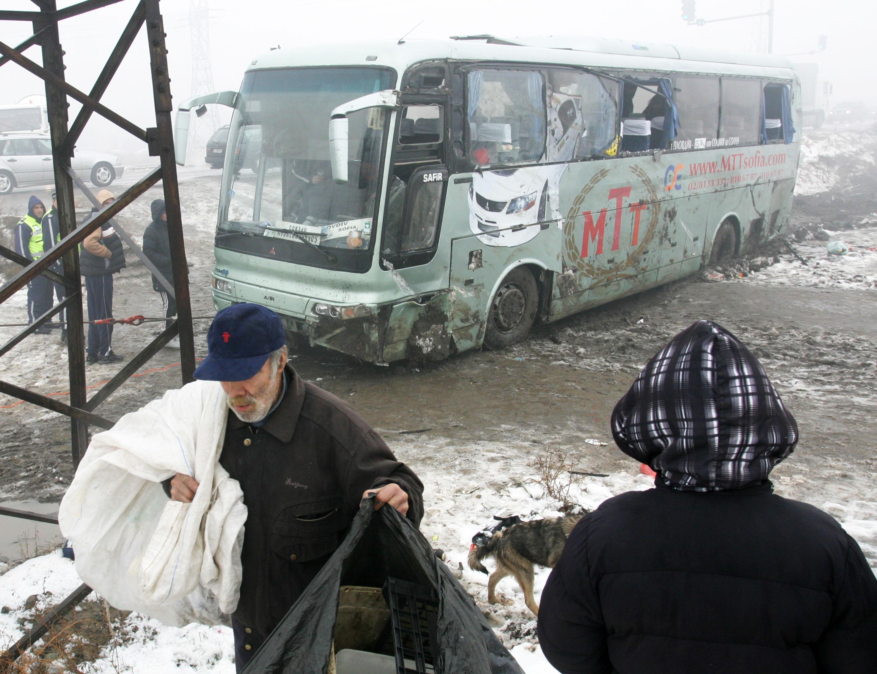 Автобус с 27 пътници се обърна в София