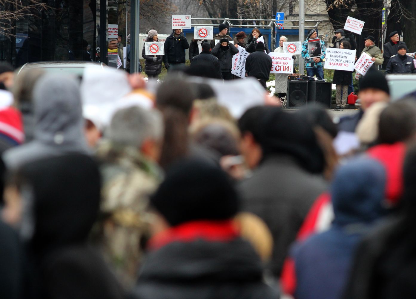 Противниците на падане на забраната са около 35 души, а защитниците на противоположната теза - около 250-300 души