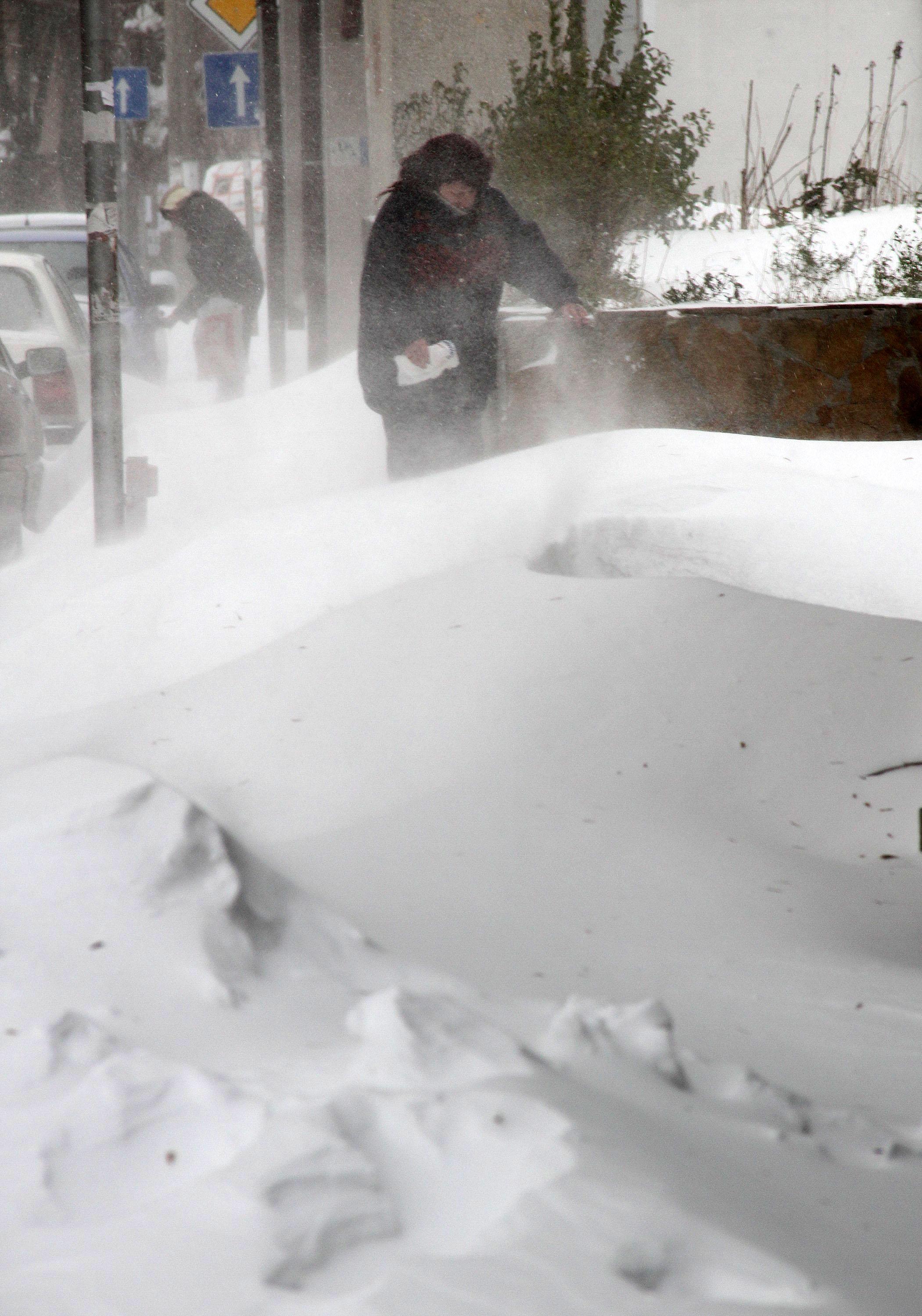 Опасно време заради снегове и виелици в половин България