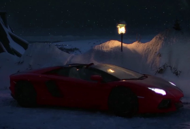 Aventador Roadster помага на Дядо Коледа (видео)