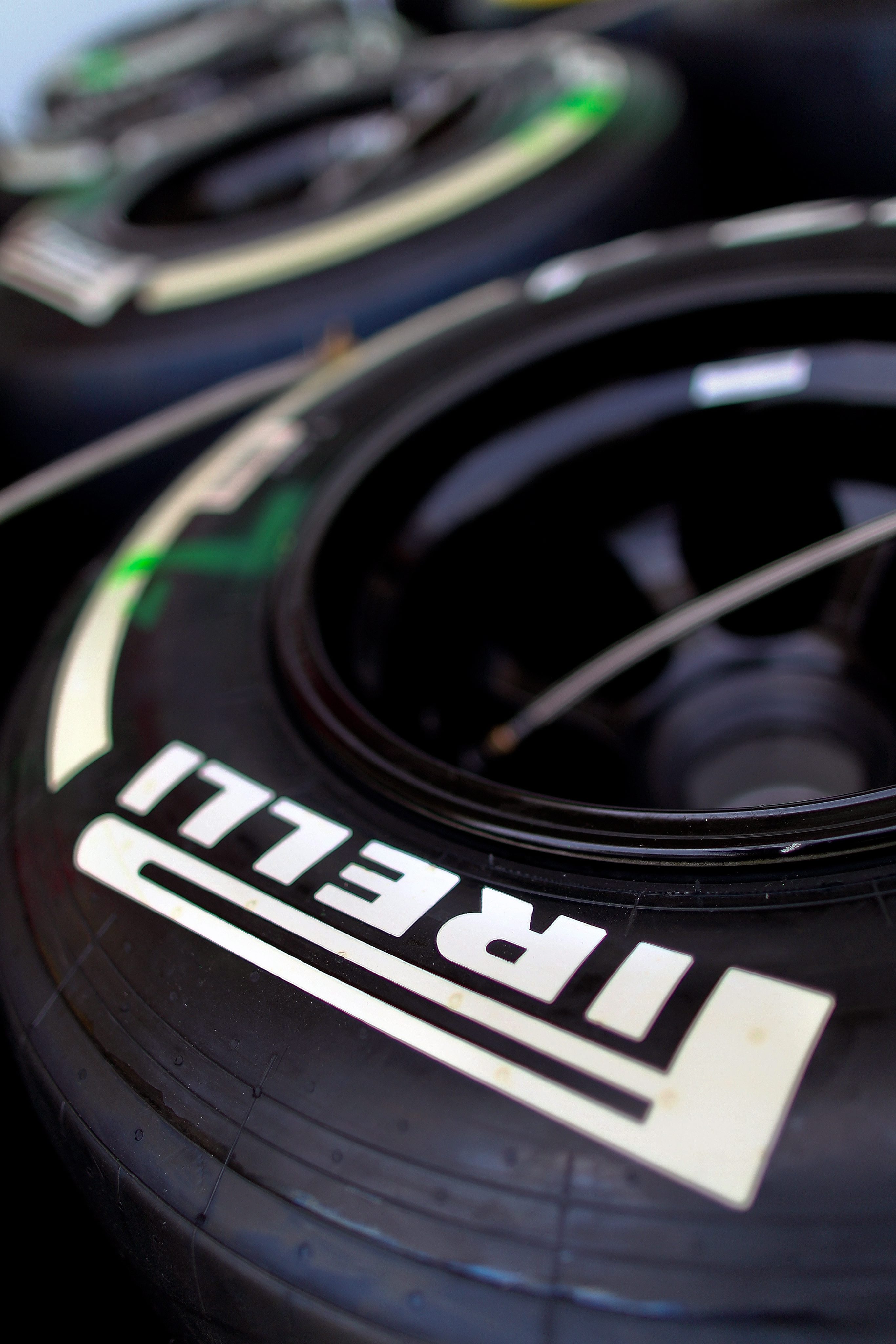 ”Пирели” обеща по-агресивни гуми за 2013 година