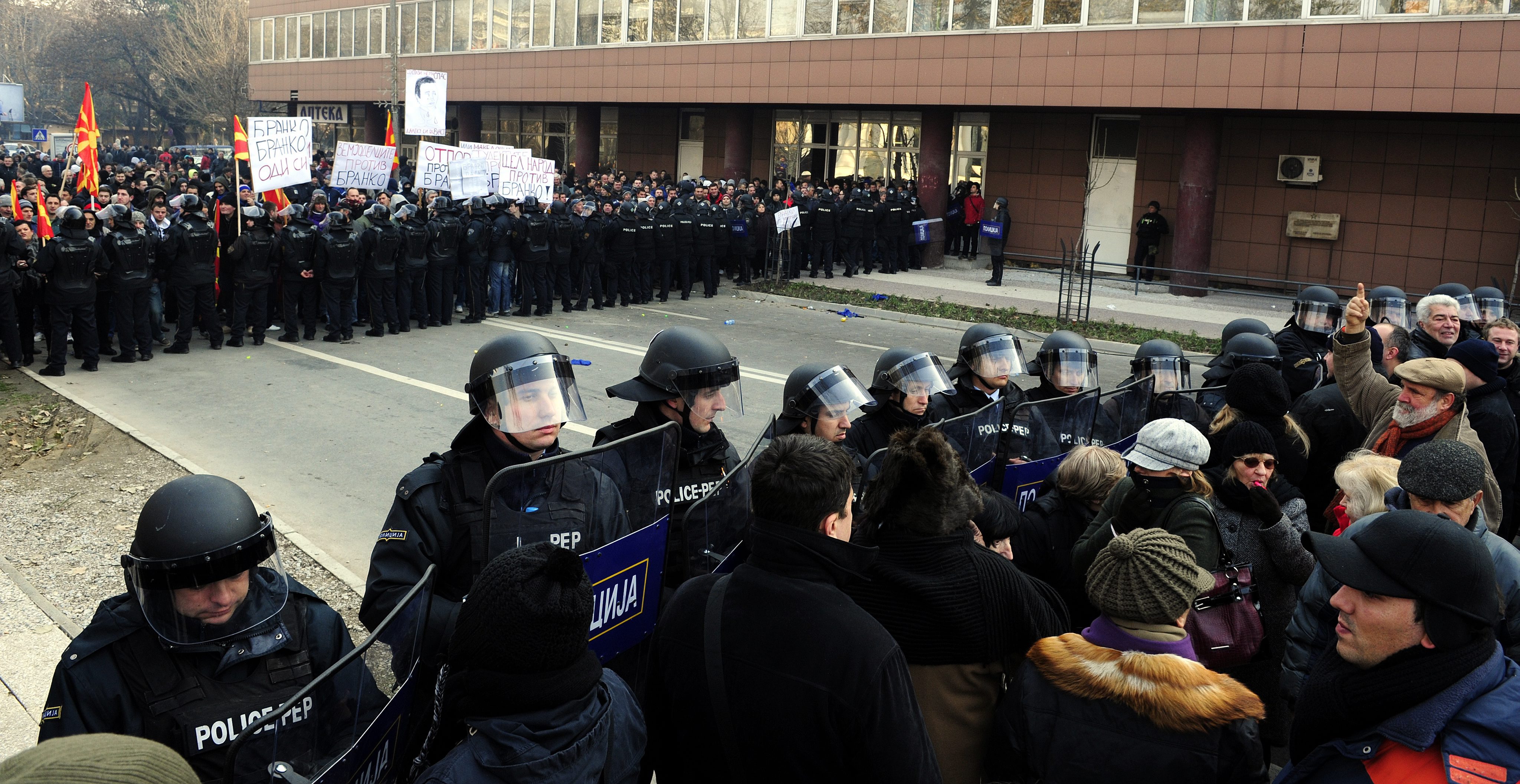 Злостное неповиновение. Гражданское неповиновение. Погромы в Скопье 2015. Конфликт в Македонии. Полицейский сдерживает толпу.