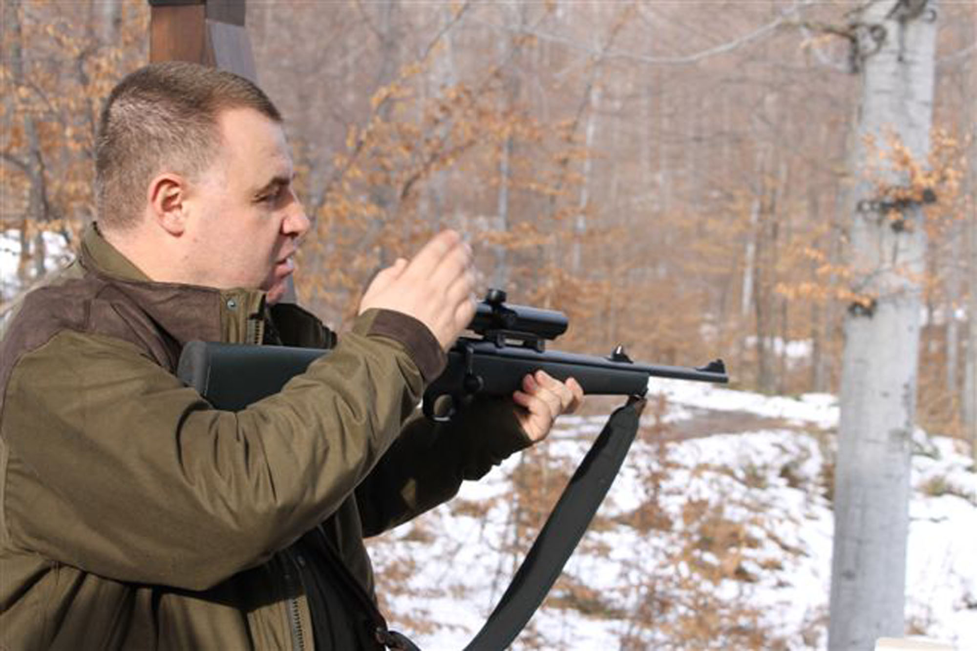 Мирослав Найденов направи показно как трябва да се зареждат и поддържат оръжията (снимка архив)
