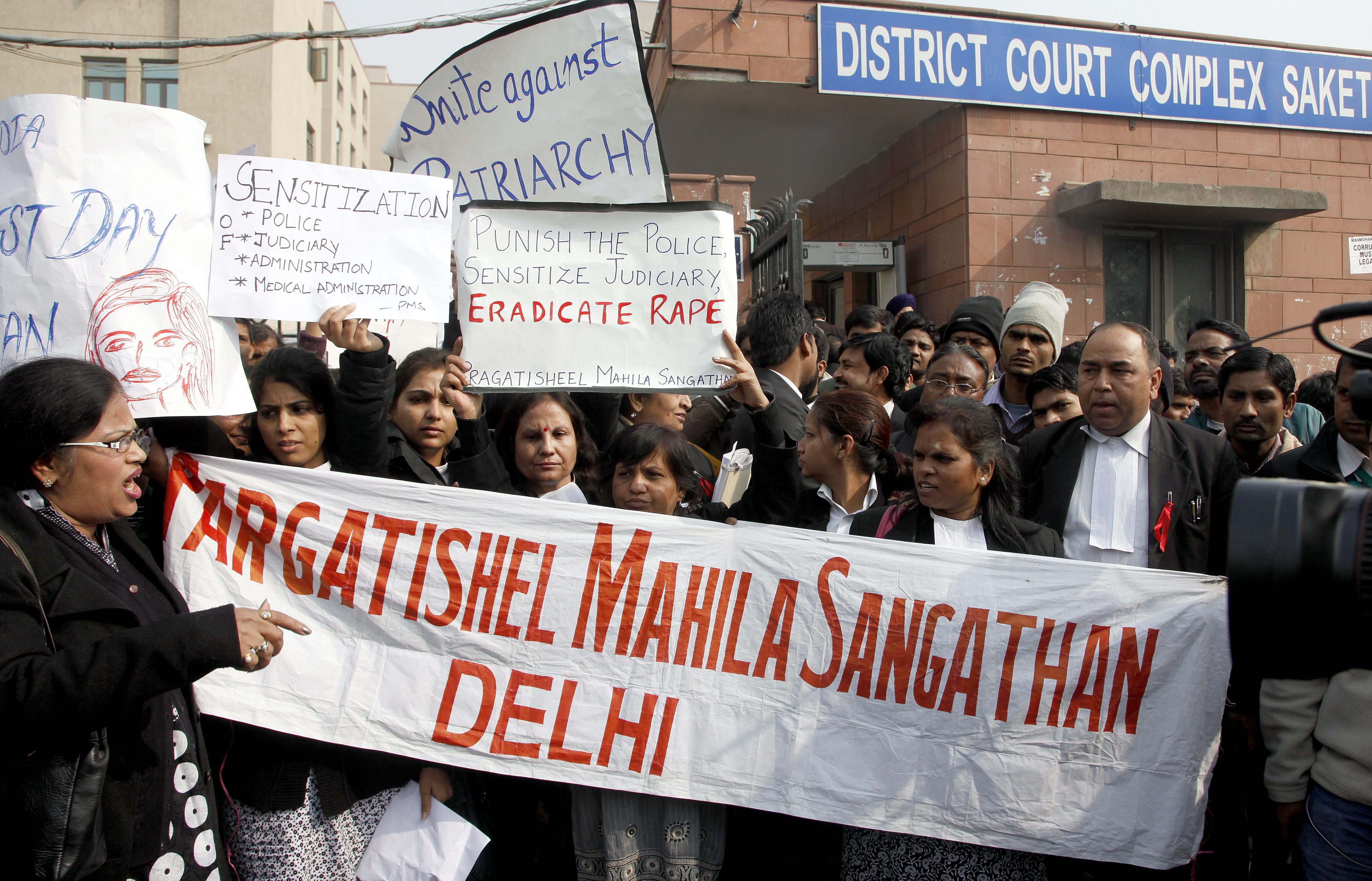 Изнасилвачите на индийска студентка бяха обвинени в убийство