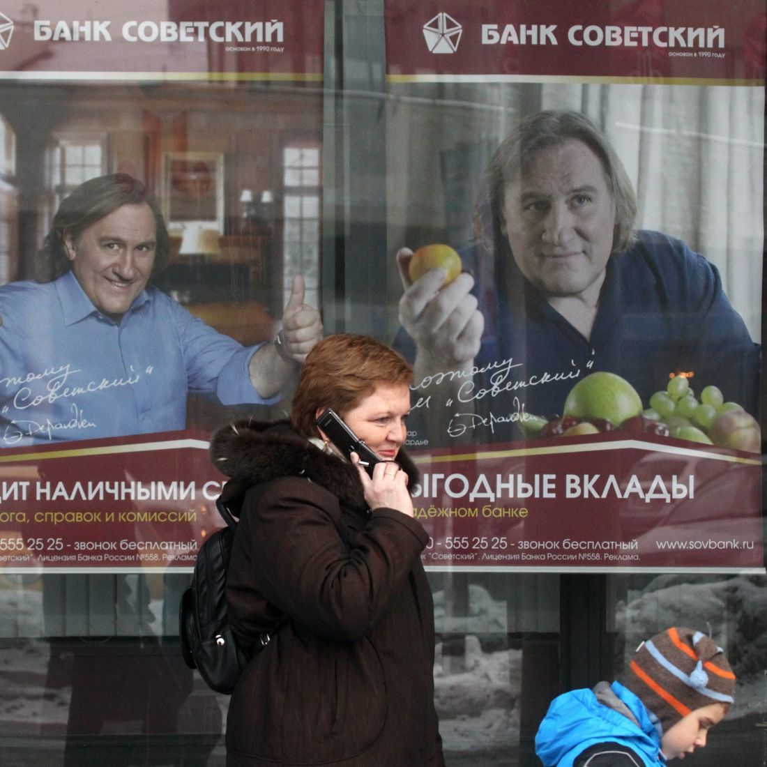 Френският актьор Жерар Депардийо рекламира руска банка