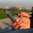 Неустойката при прекратяване на мобилен договор ще е до 50% от оставащите такси