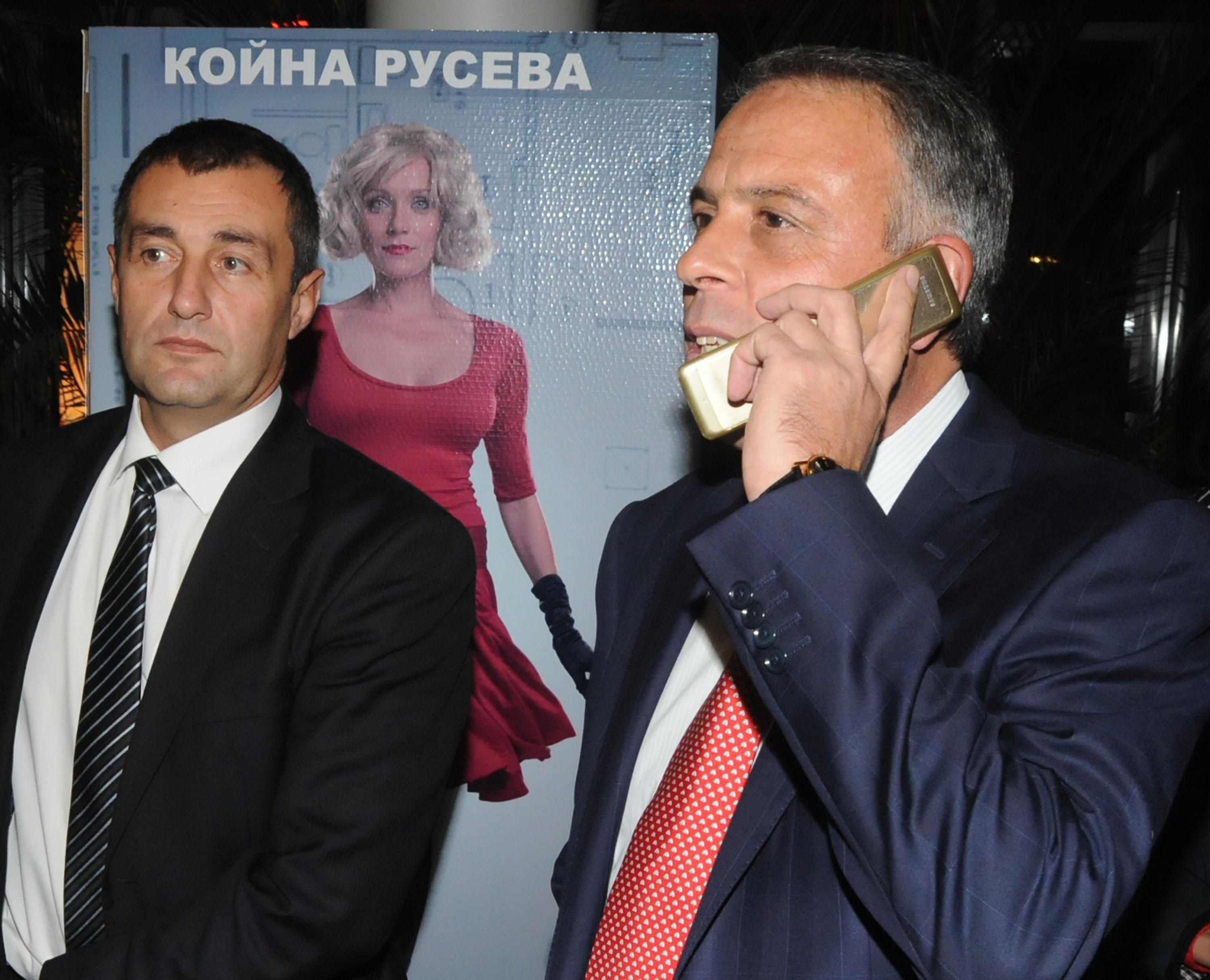 Депутатът от ГЕРБ Емил Димитров смята, че семейството му е застрашено в България