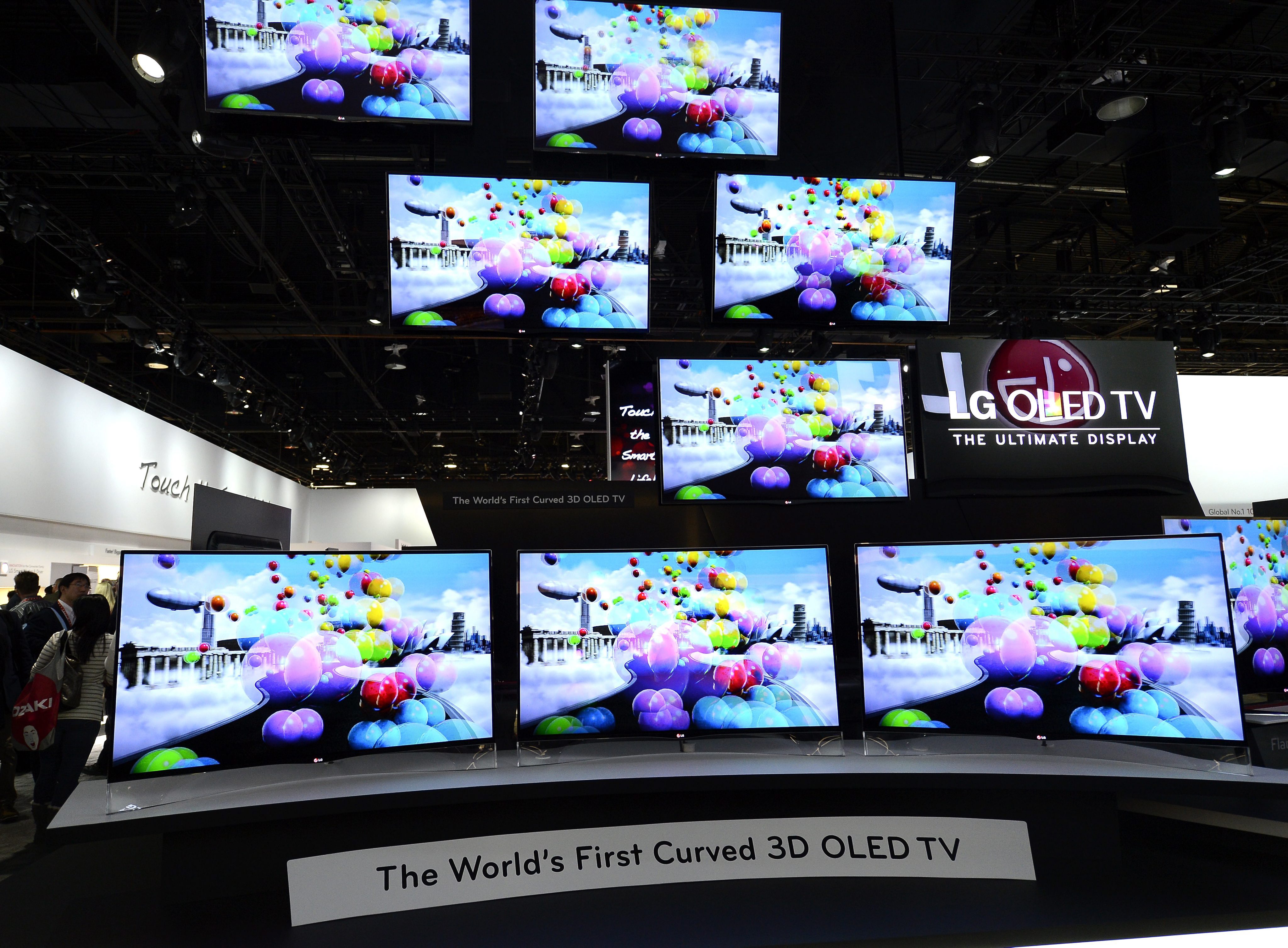 LG представи първите в света 3D OLED телевизори с извити екрани на изложението CES