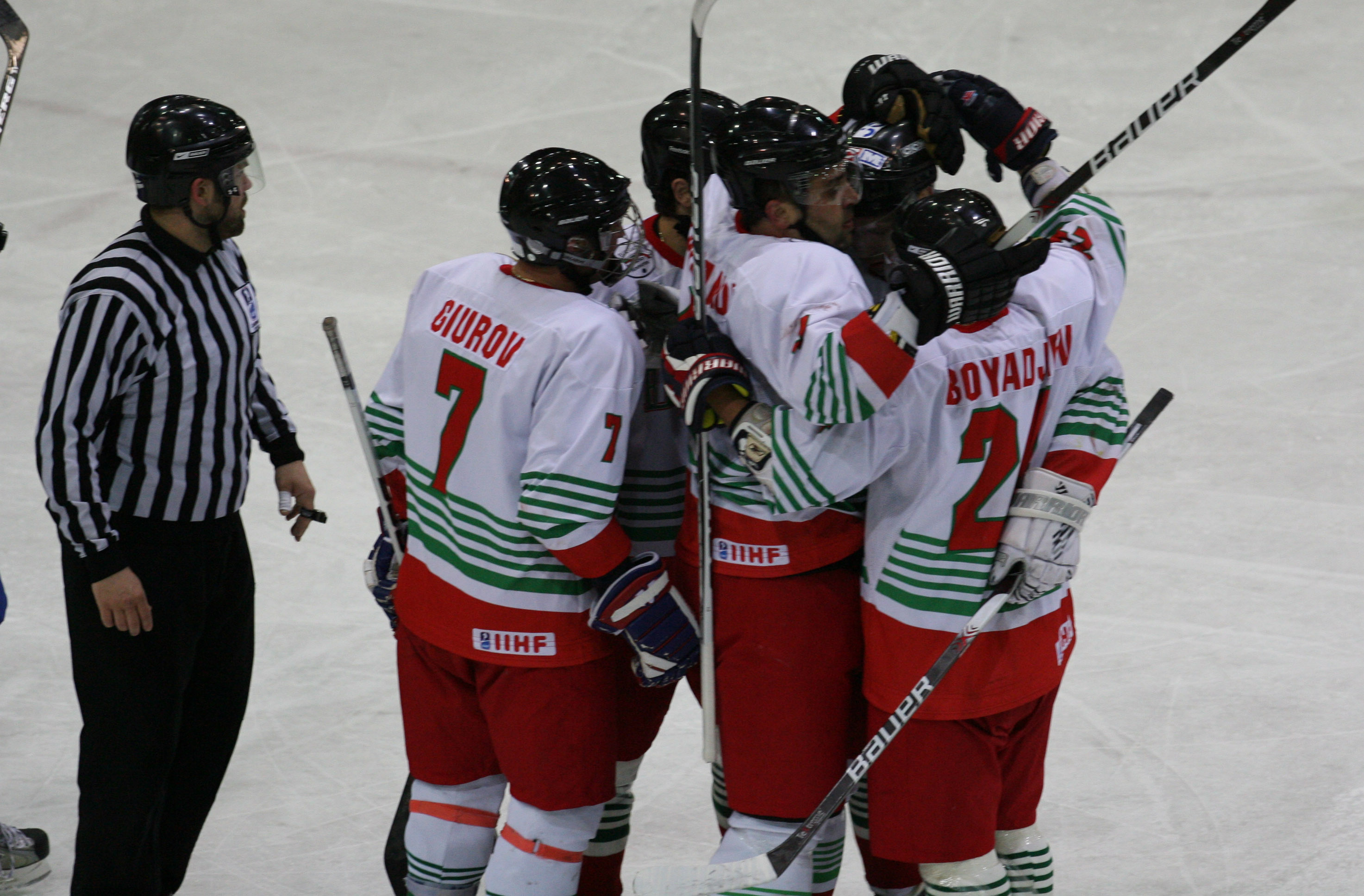 България стартира със служебна победа Световното по хокей в София