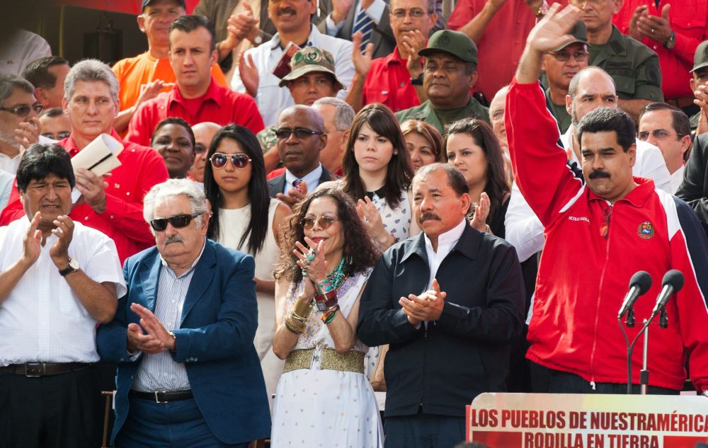 Лидери от цяла Латинска Америка демонстрираха солидарност с Чавес пред двореца ”Мирафлорес”