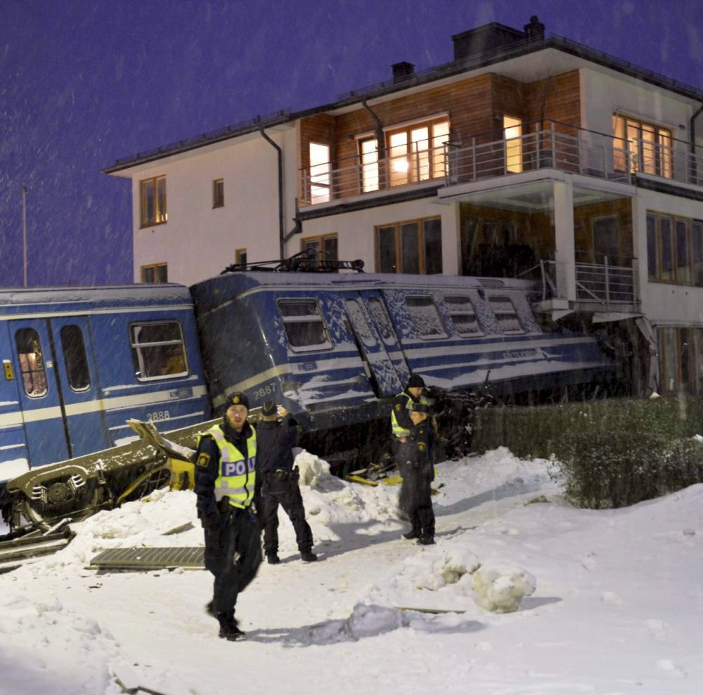 Жена открадна влак и се блъсна в къща в Швеция