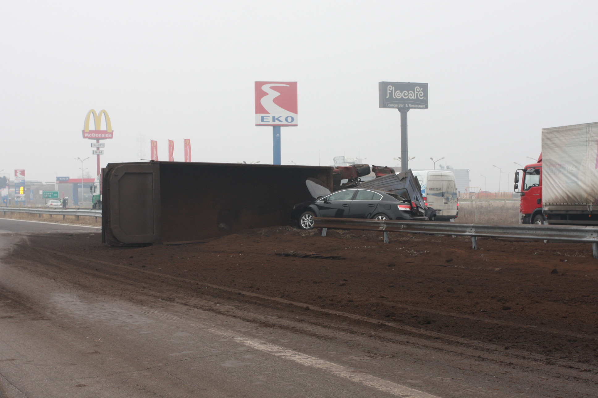 ТИР се обърна и причини верижна катастрофа на ”Тракия”