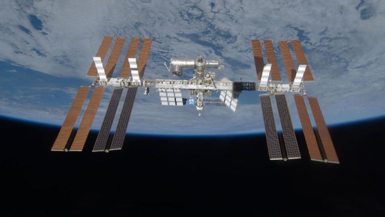 Астронавти от НАСА излизат в открития космос, за да монтират нов модул на МКС