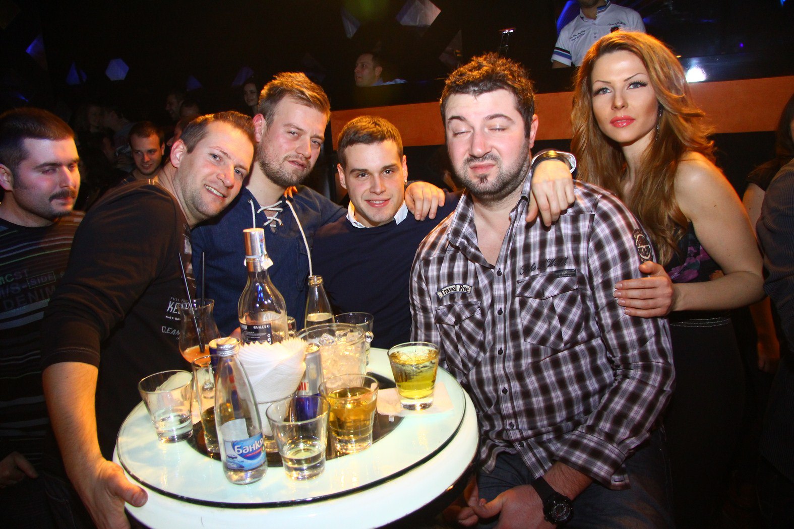 Найден и приятелката му заедно на парти