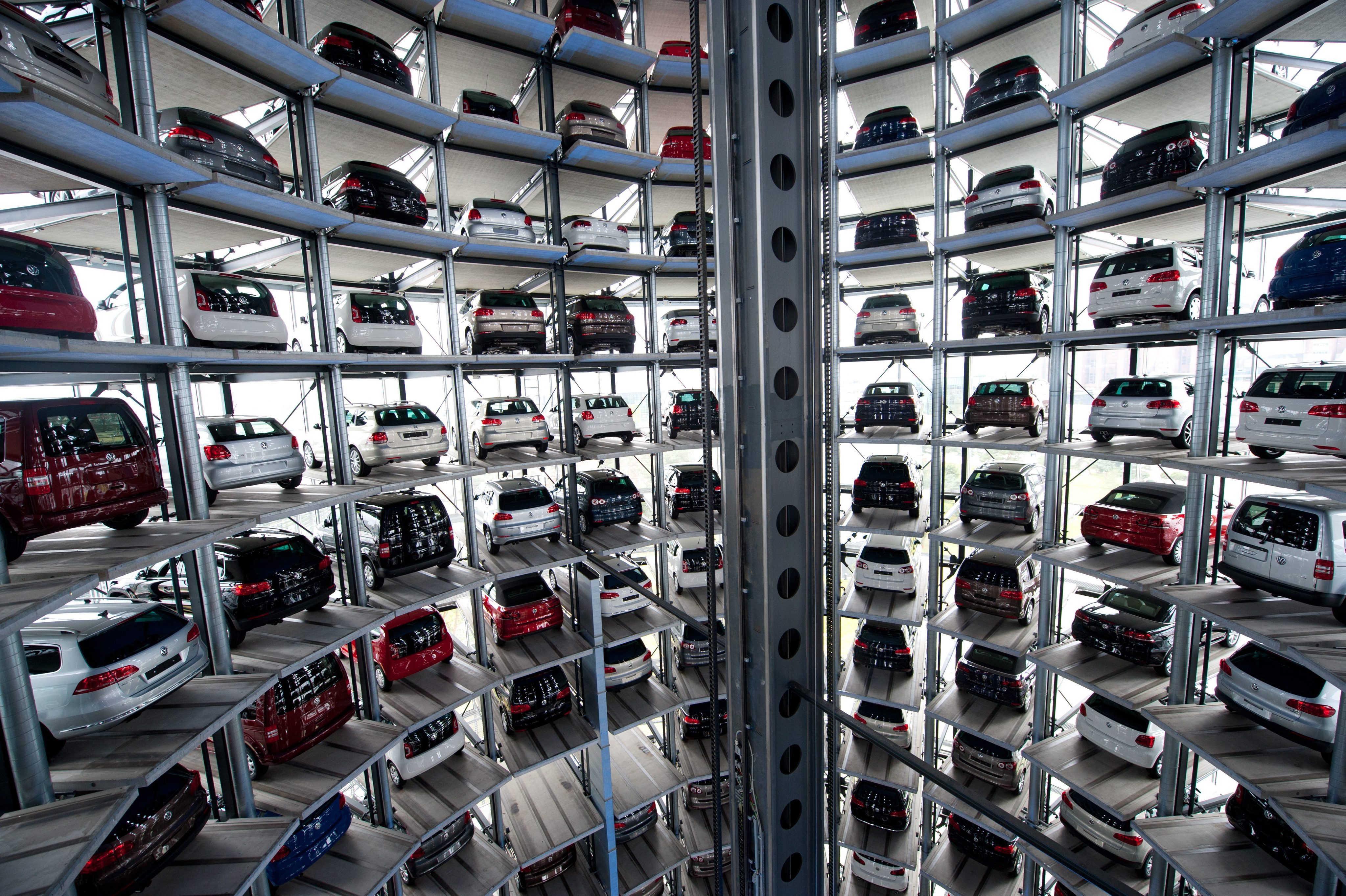 Продажбите на нови коли в ЕС удариха 17-годишно дъно
