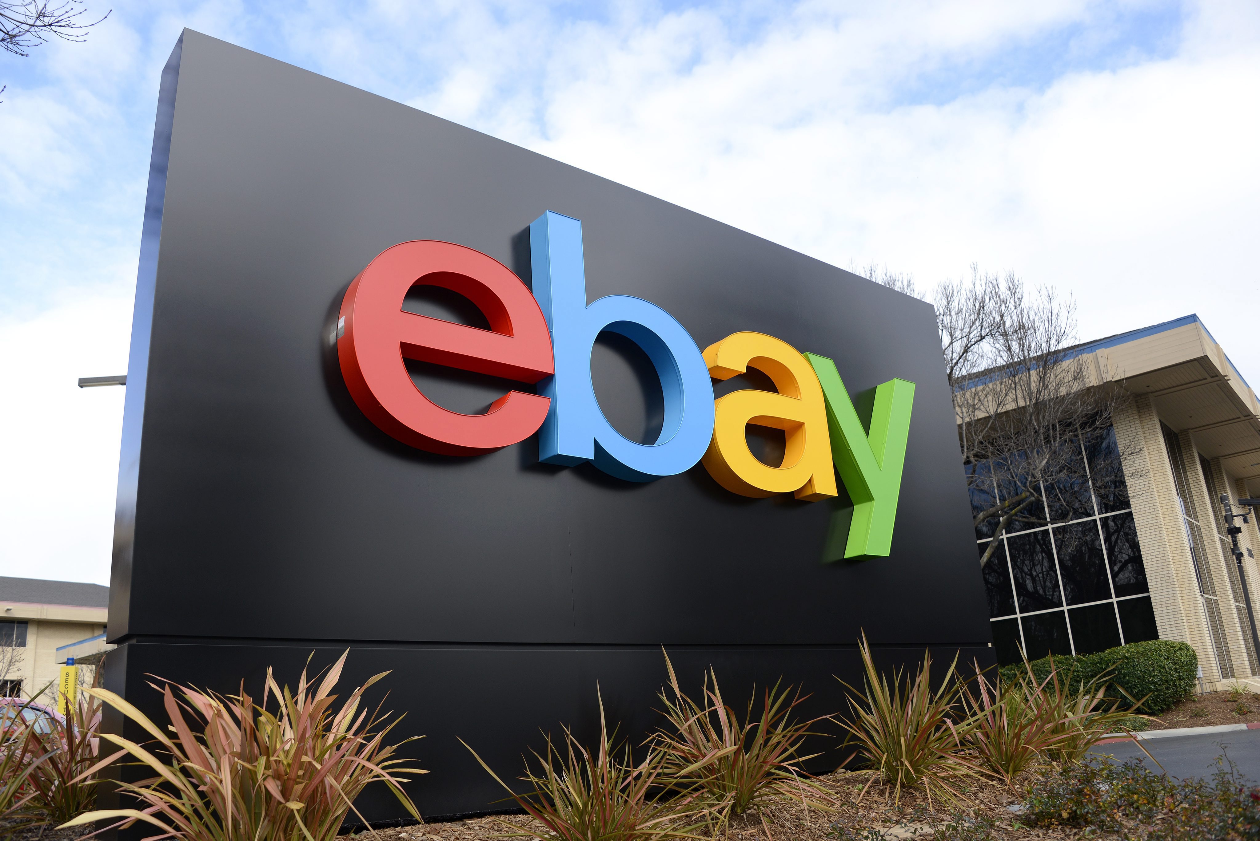 През 2012 година eBay заработи 14 милиарда долара