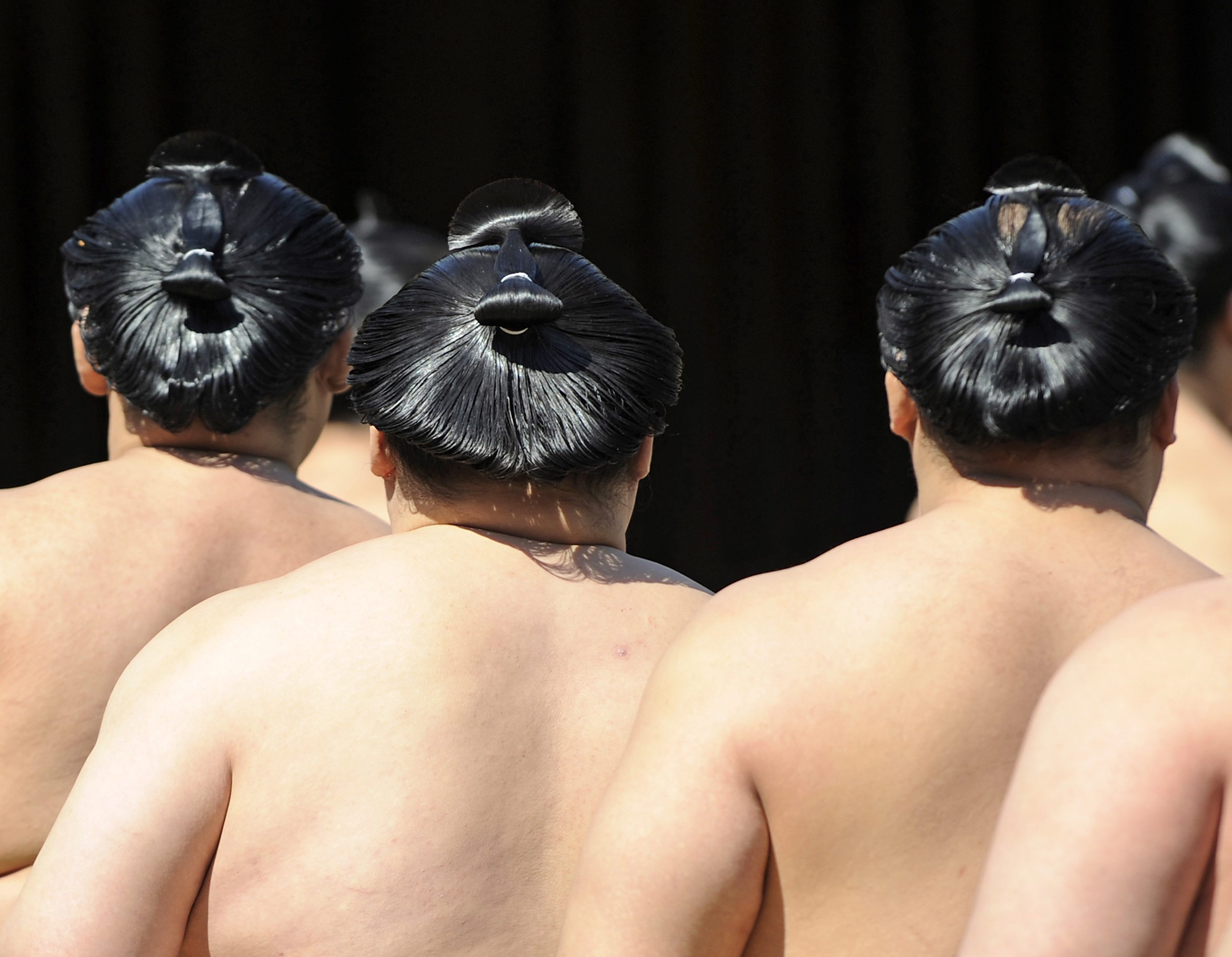 Аоияма претърпя пета поредна загуба на пролетния турнир по сумо в Осака