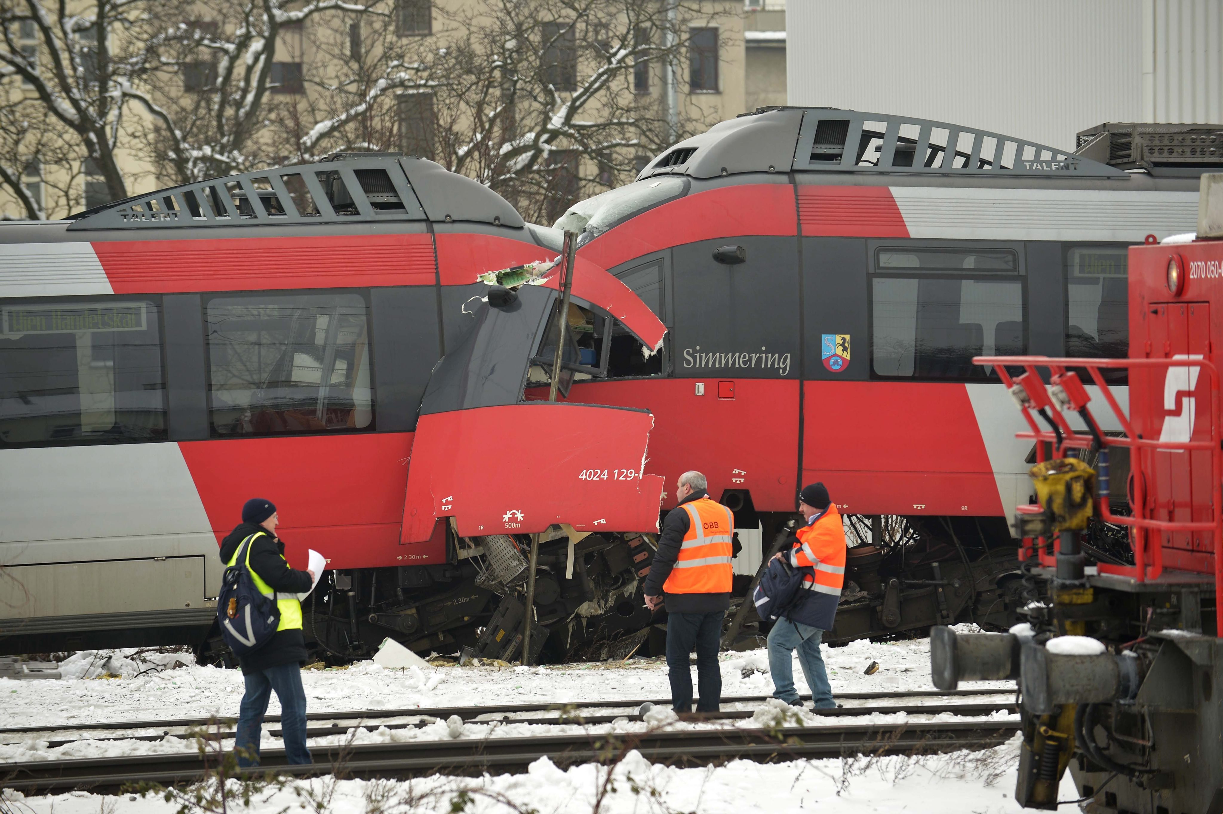 Два влака се удариха във Виена, има ранени
