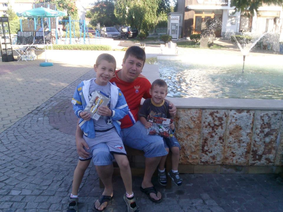 Погребаха Тепавичарови в бели ковчези