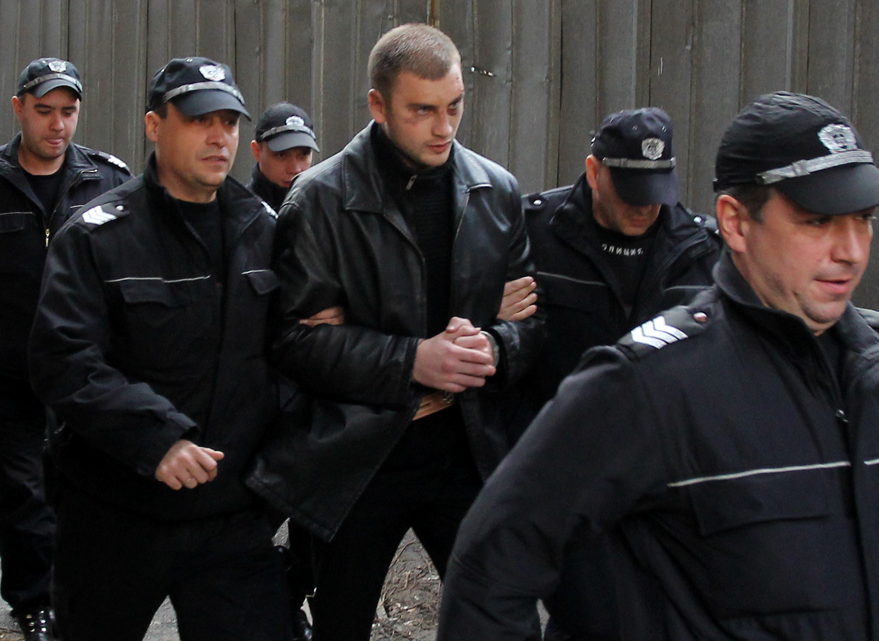 Фотографи успяха да заснемат Октай Енимехмедов, когато бе изведен през заден вход на съда