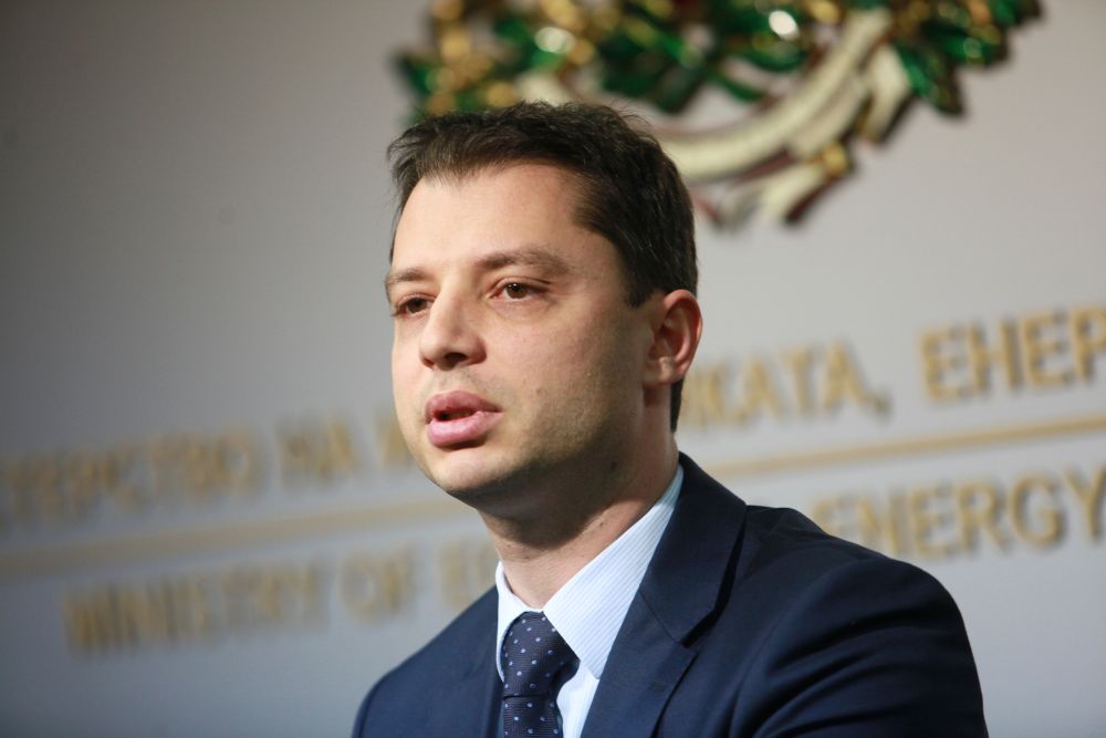 Министър Делян Добрев даде извънредна пресконференция след протестите в неделя