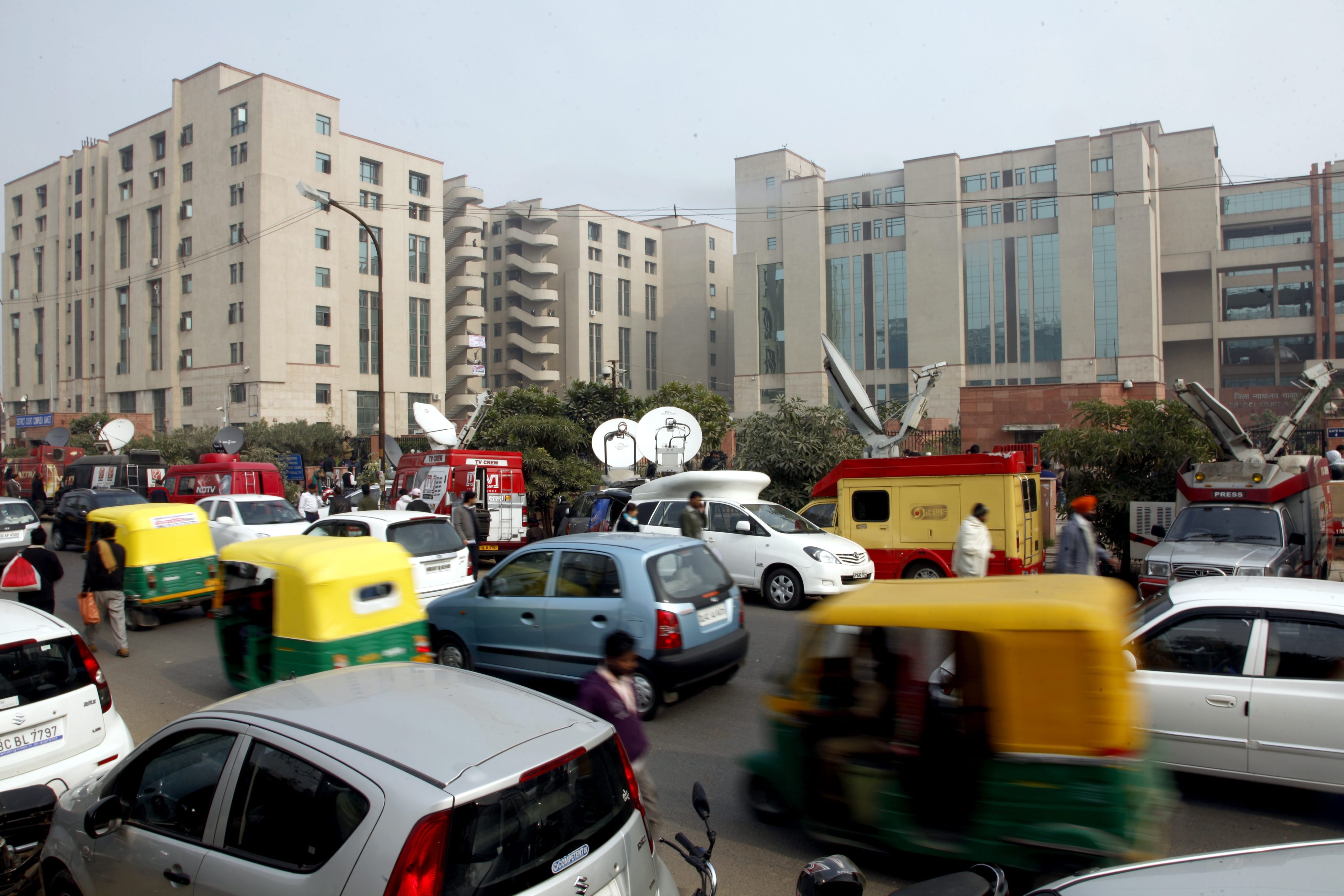 Индия забрани старите коли в Делхи