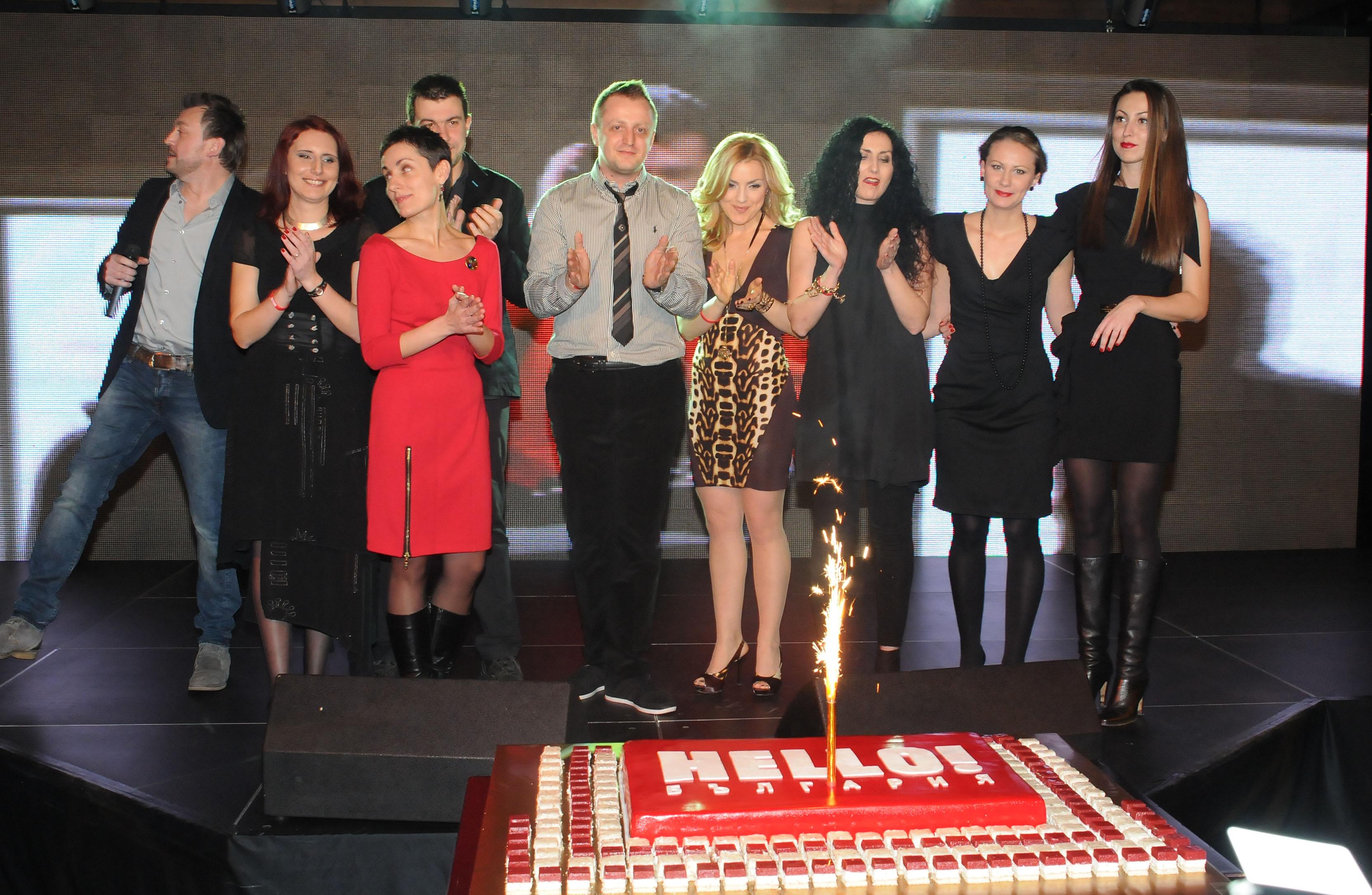 Екипът на списанието отбелязва рождения ден пред голяма торта