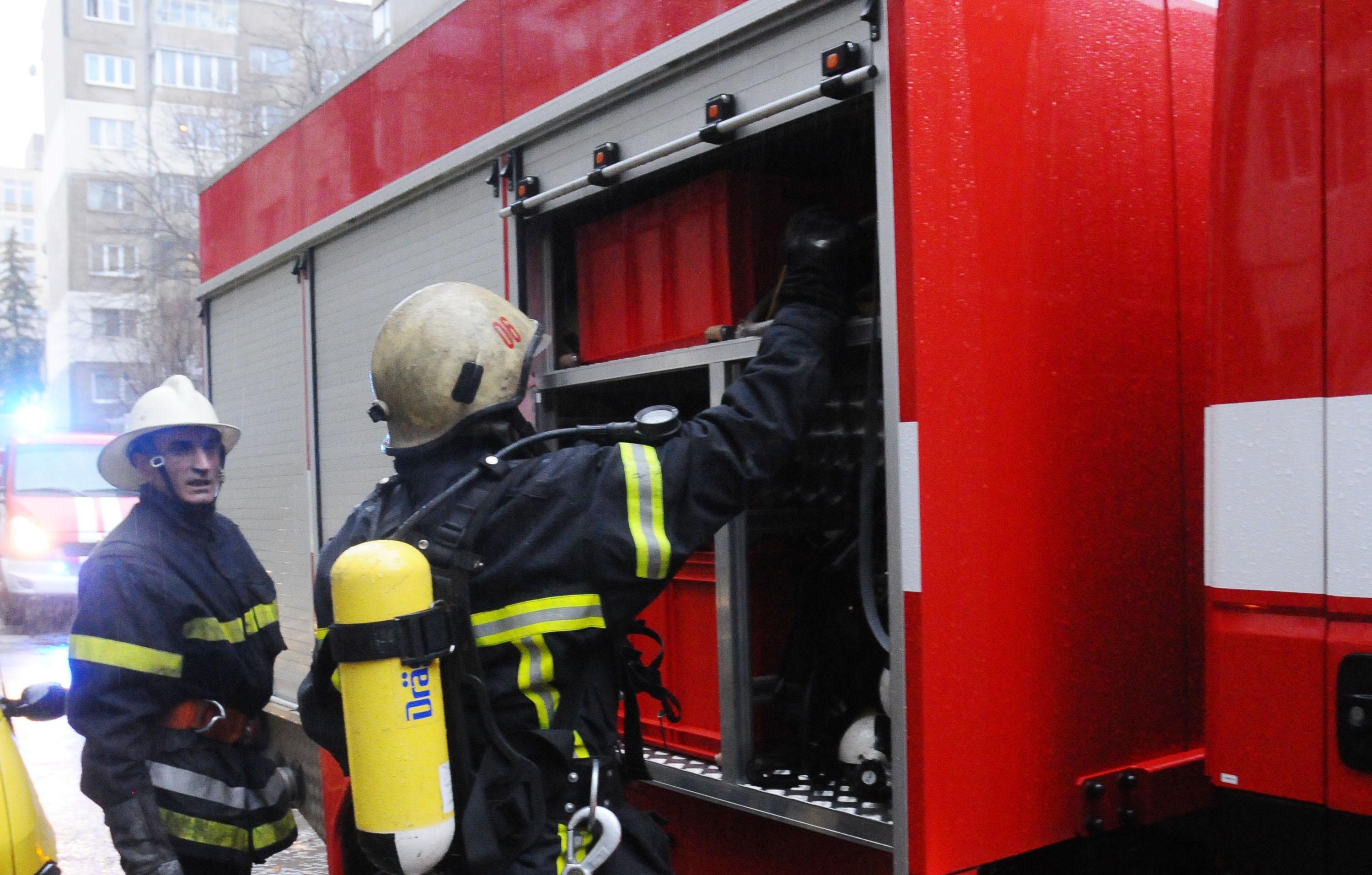 Екип на ”Пожарна безопасност и защита на населението” са загасили и обезопасили таблото (сн. архив)