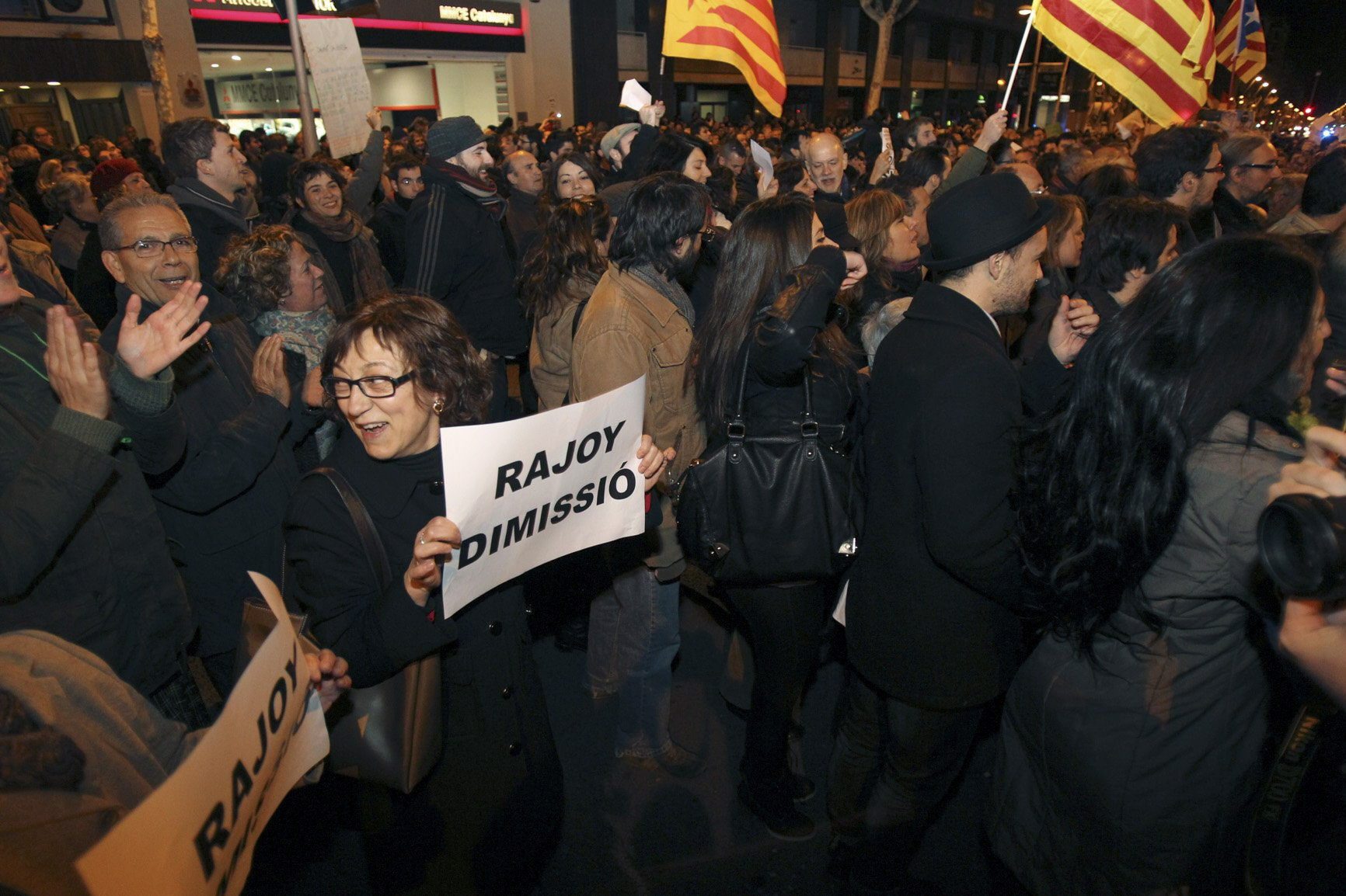 Сблъсъци в Испания, след като Рахой отхвърли обвинения в корупция