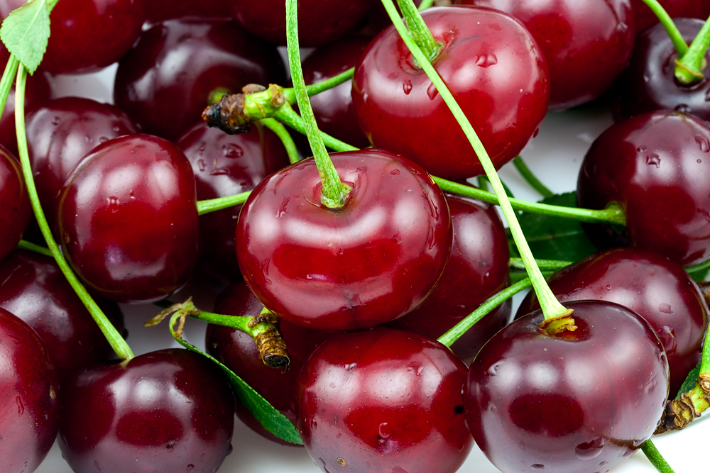Задушницата се нарича в България ”черешова”, защото това е най-популярният плод през периода