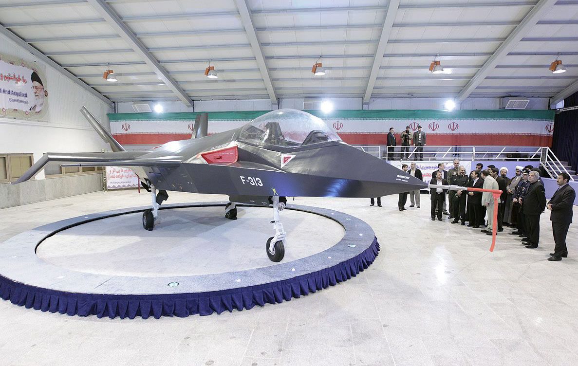 Самолетът носи името ”Завоевател 313”, но иранският президент Ахмадинеджад твърди, че това е ”отбранителен проект”