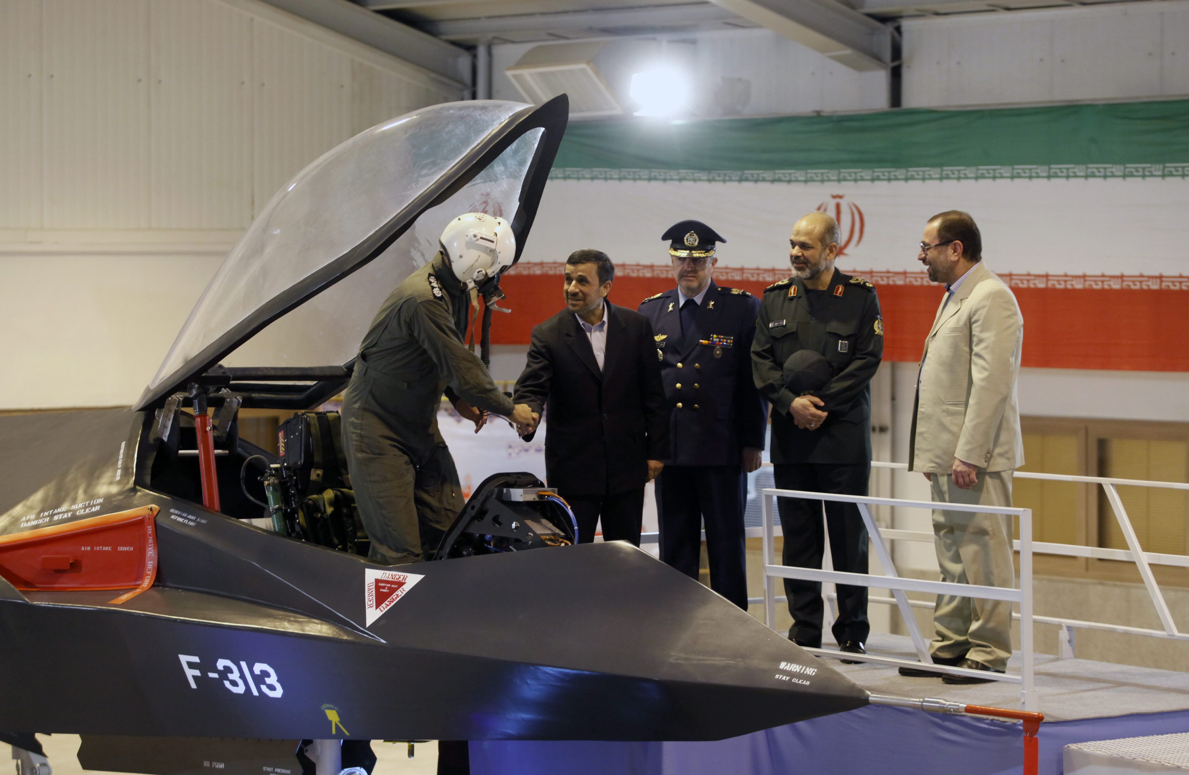 Иранският президент Махмуд Ахмадинеджад показа нов ирански боен самолет