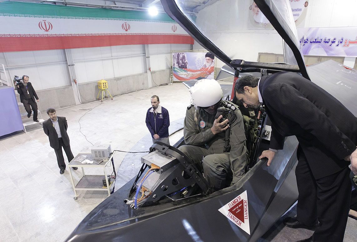 Иранският президент Махмуд Ахмадинеджад показа нов ирански боен самолет