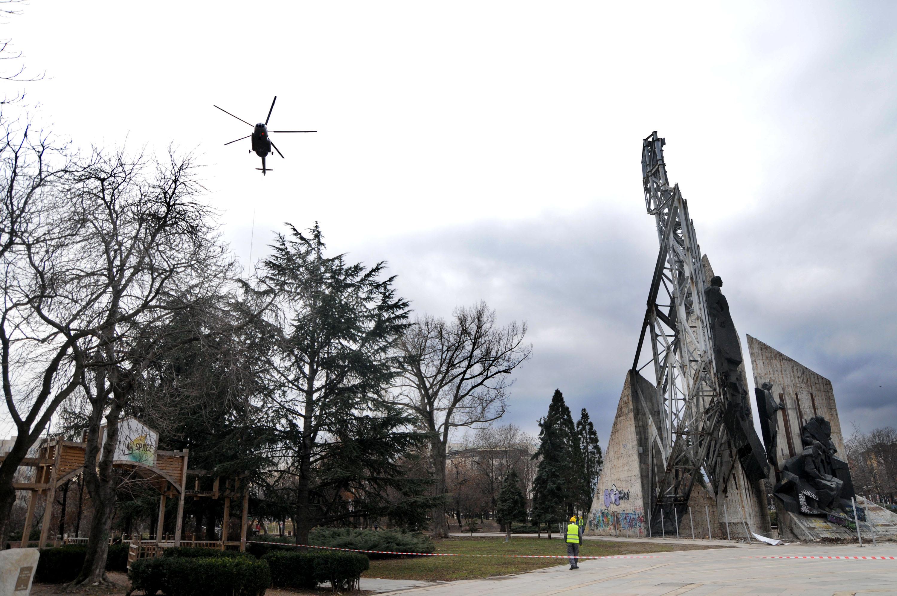 Хеликоптер направи няколко захода над паметника с пуснато въже