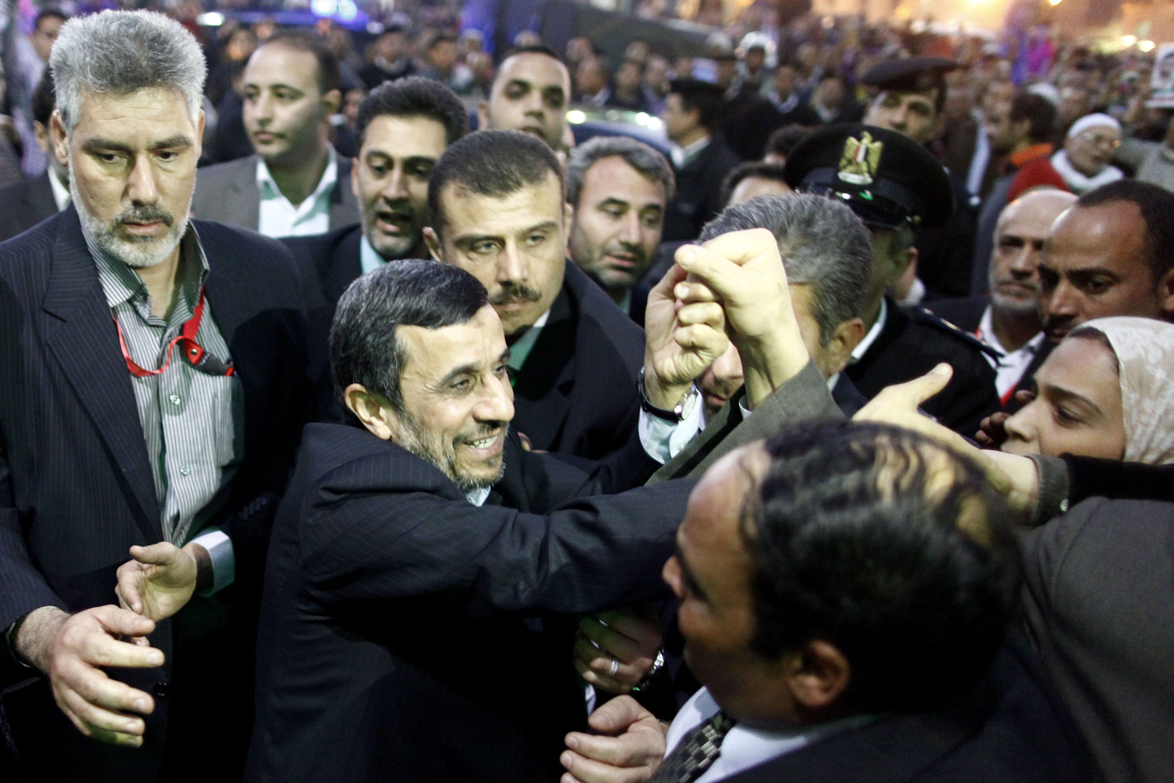 Иранският президент изненадващо отиде в Египет, сириец го нападна