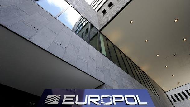 По данни на Европол в трафика на хора участват корумпирани полицаи и митничари, но и дипломати