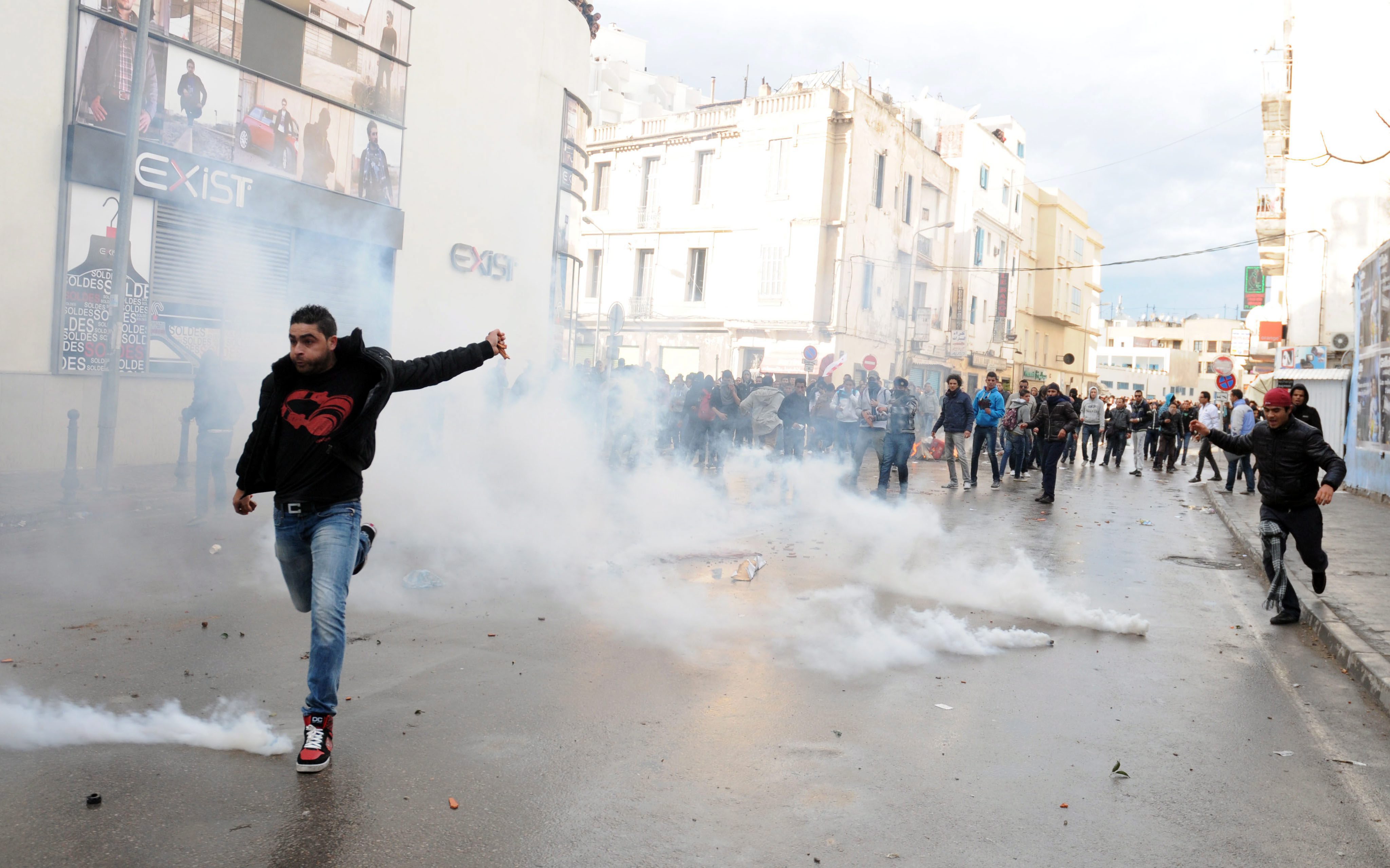 При сблъсъците в столицата Тунис е загинал един полицай