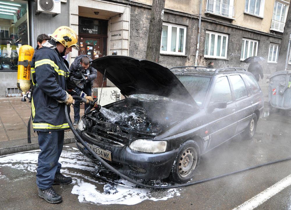 Кола пламна в центъра на София