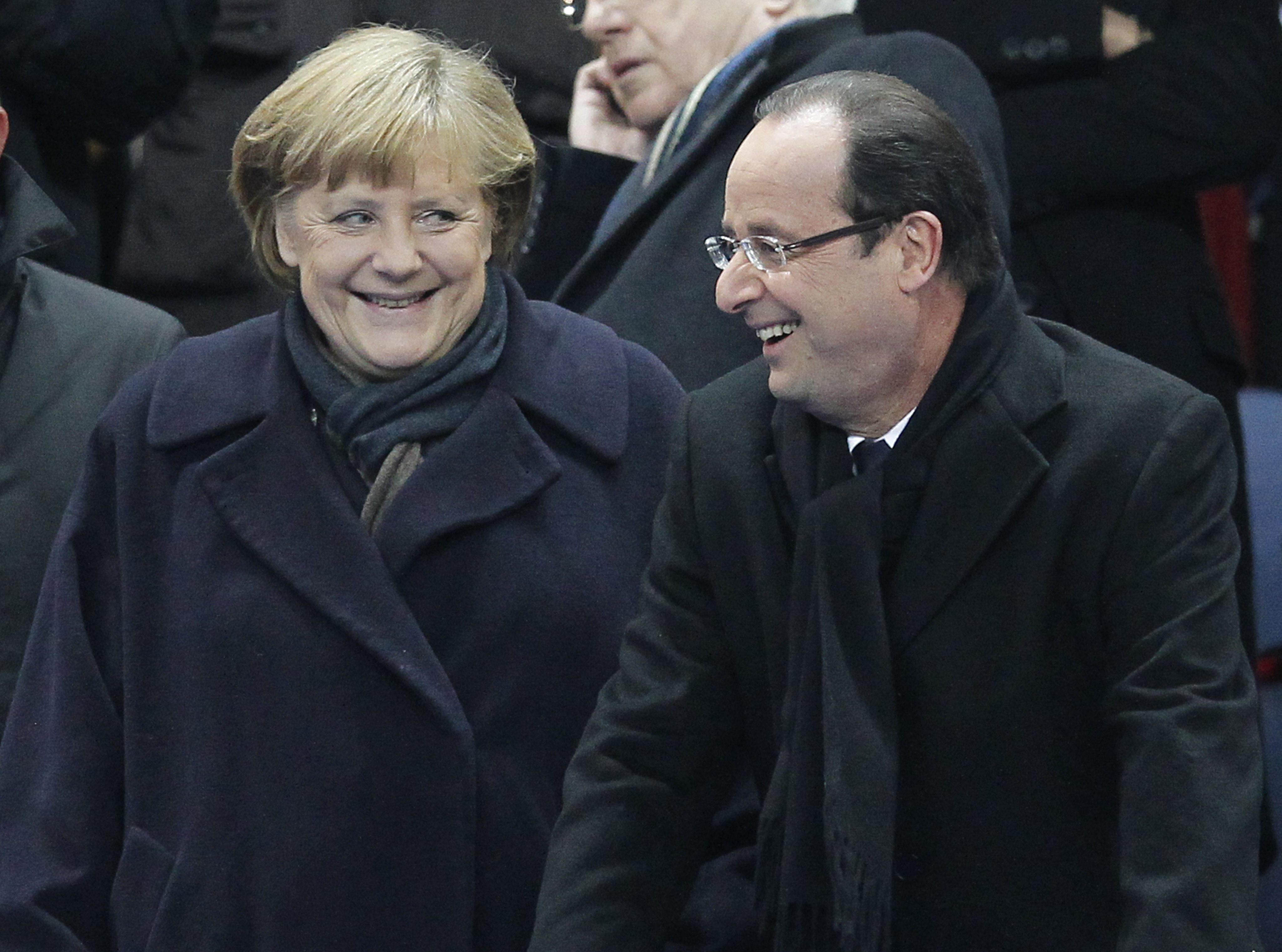 Меркел и Оланд изгледаха мача Франция - Германия