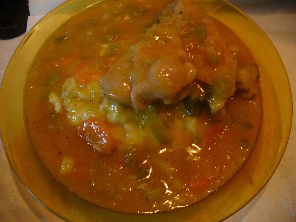 Яхния с пилешко месо, праз и моркови