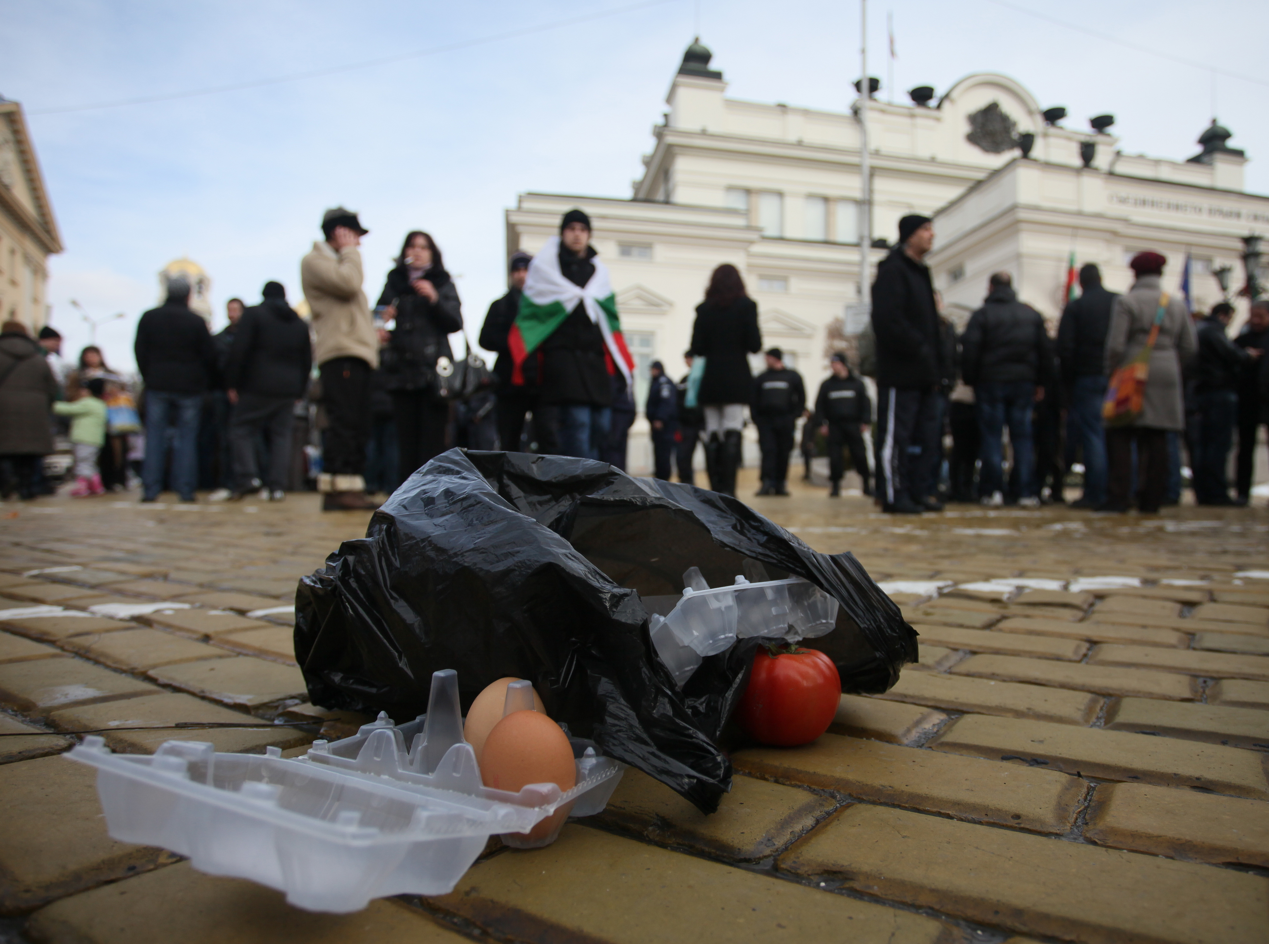 Яйца и домати летяха срещу сградата на парламента