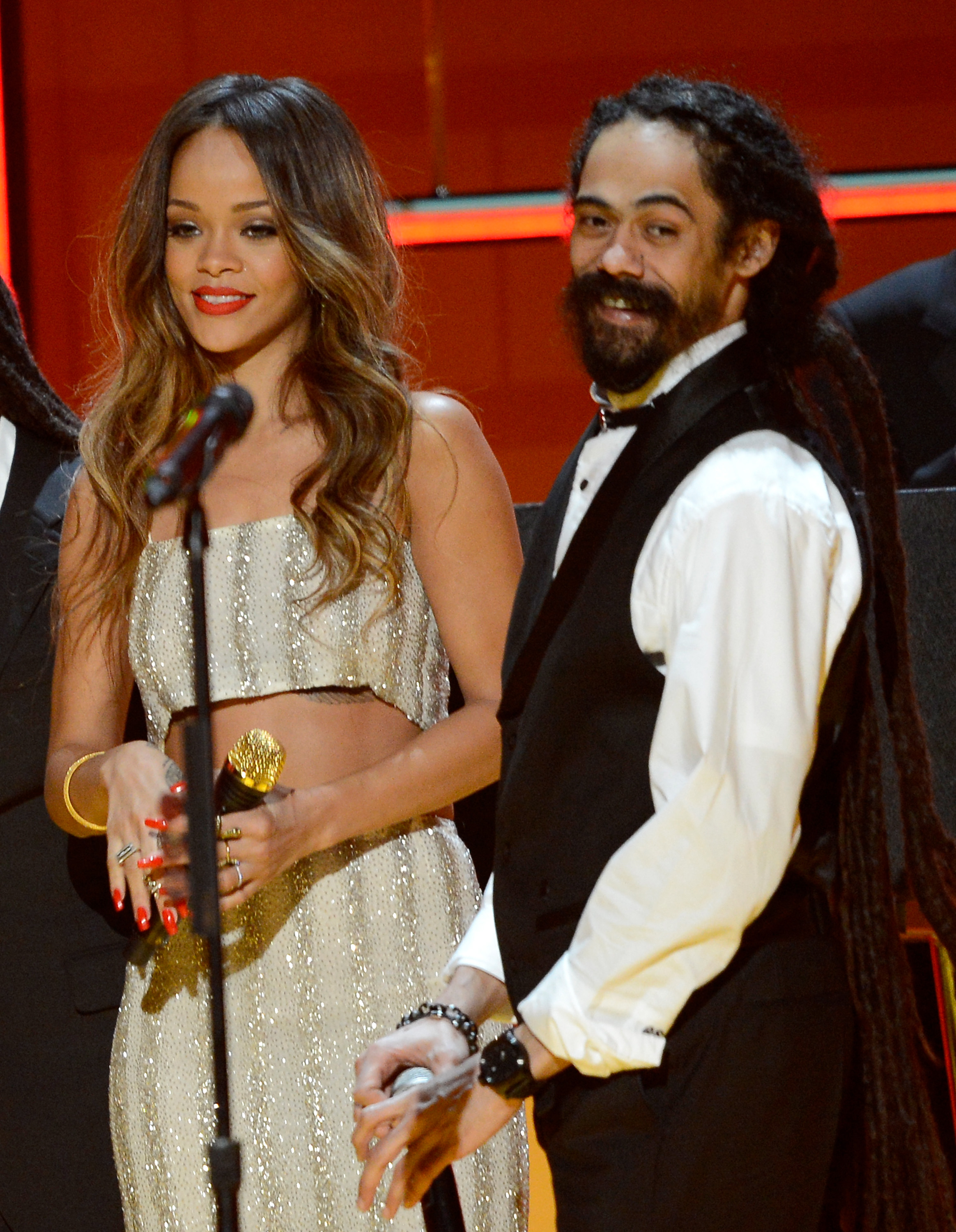 Риана и Деймиън Марли на сцената на Грами