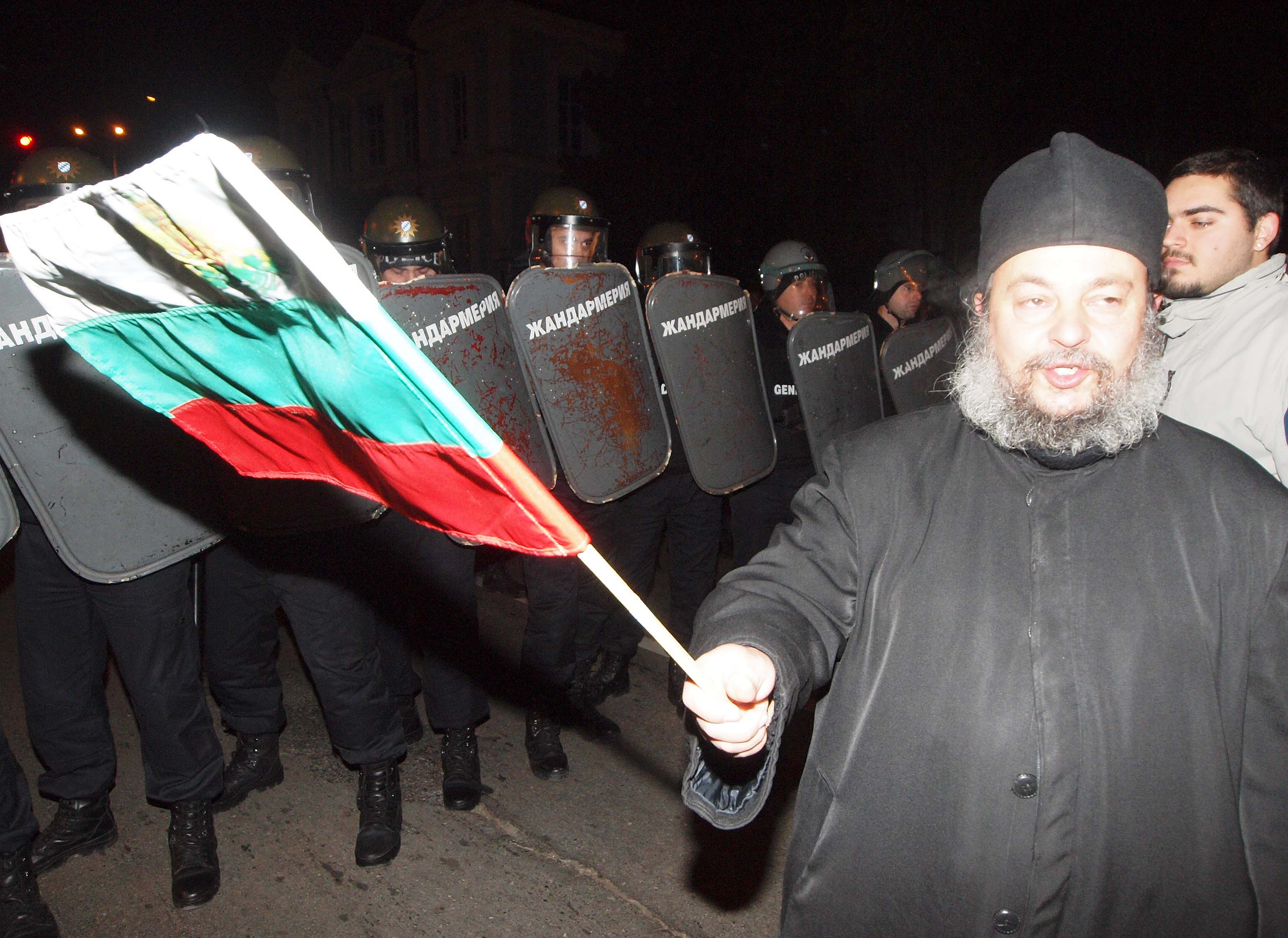 Свещеник поведе протестното шествие във Варна, докато жандармеристи пазеха за реда