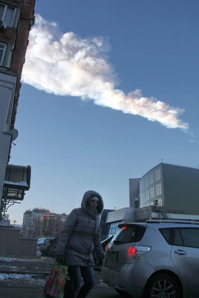 Части от метеорит изпочупиха стъкла и раниха стотици в Русия