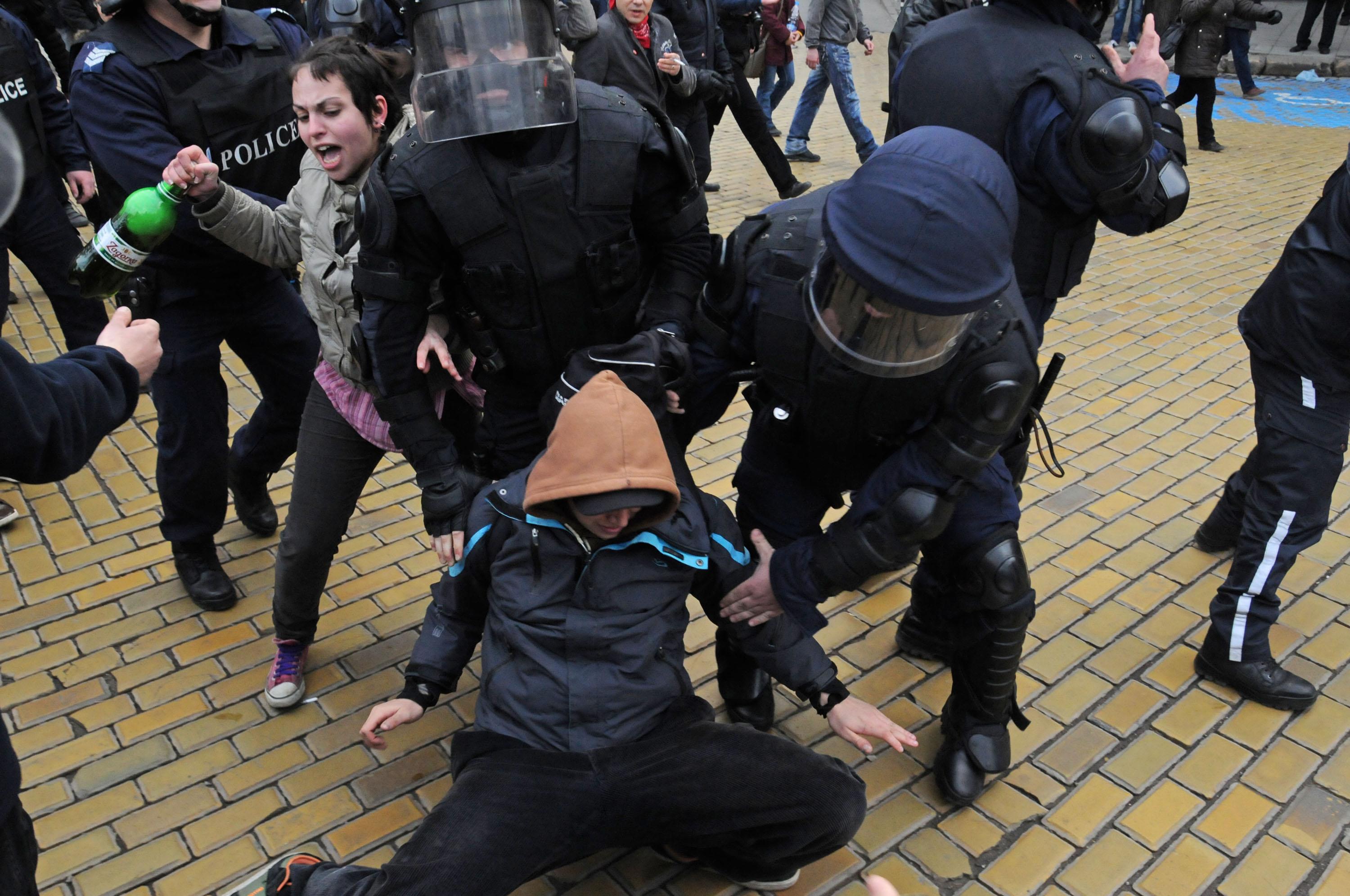 Сблъсъци между жандармерията и протестиращите пред парламента