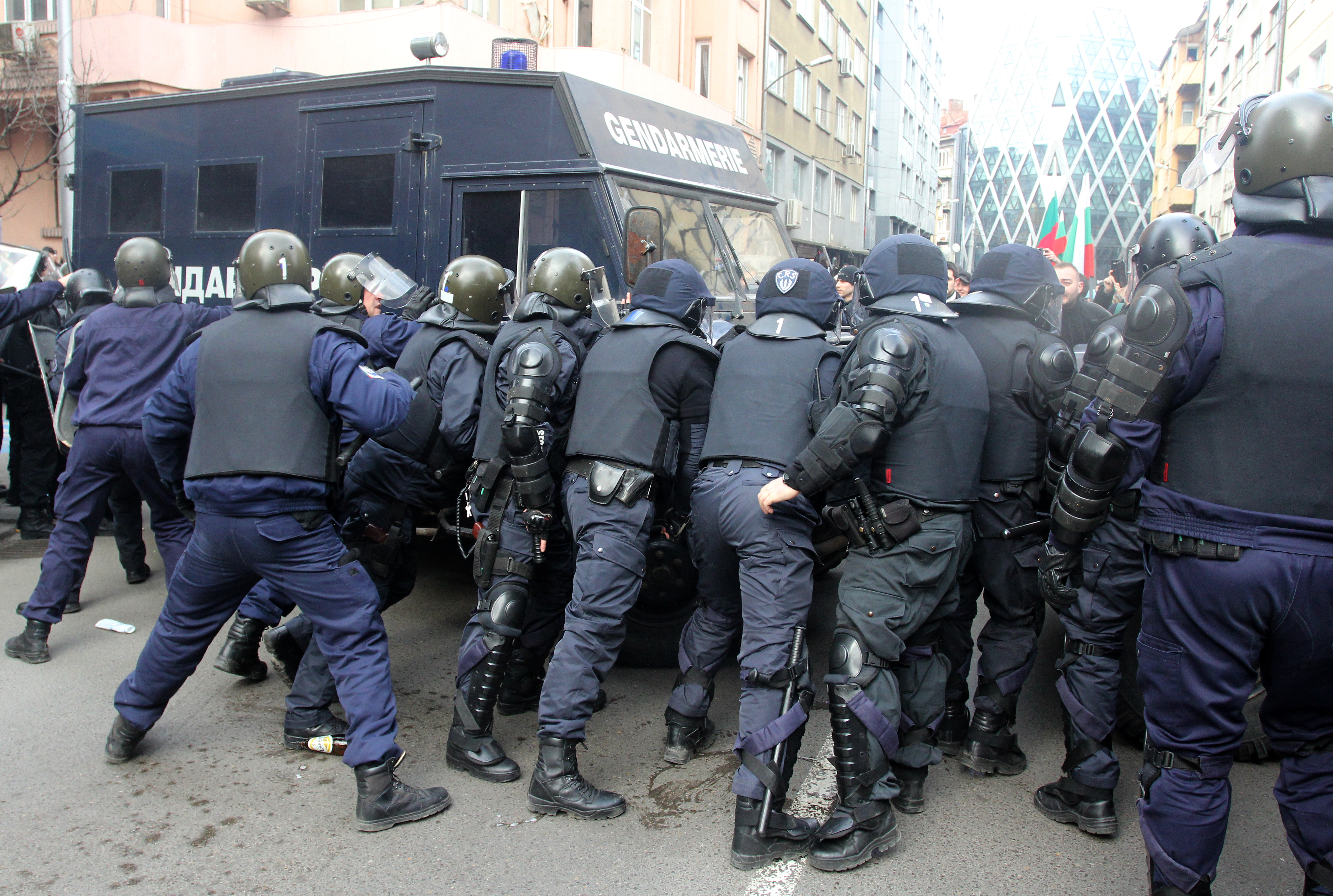 Жандармерията в акция - спира протестиращите на ул. ”Раковска”
