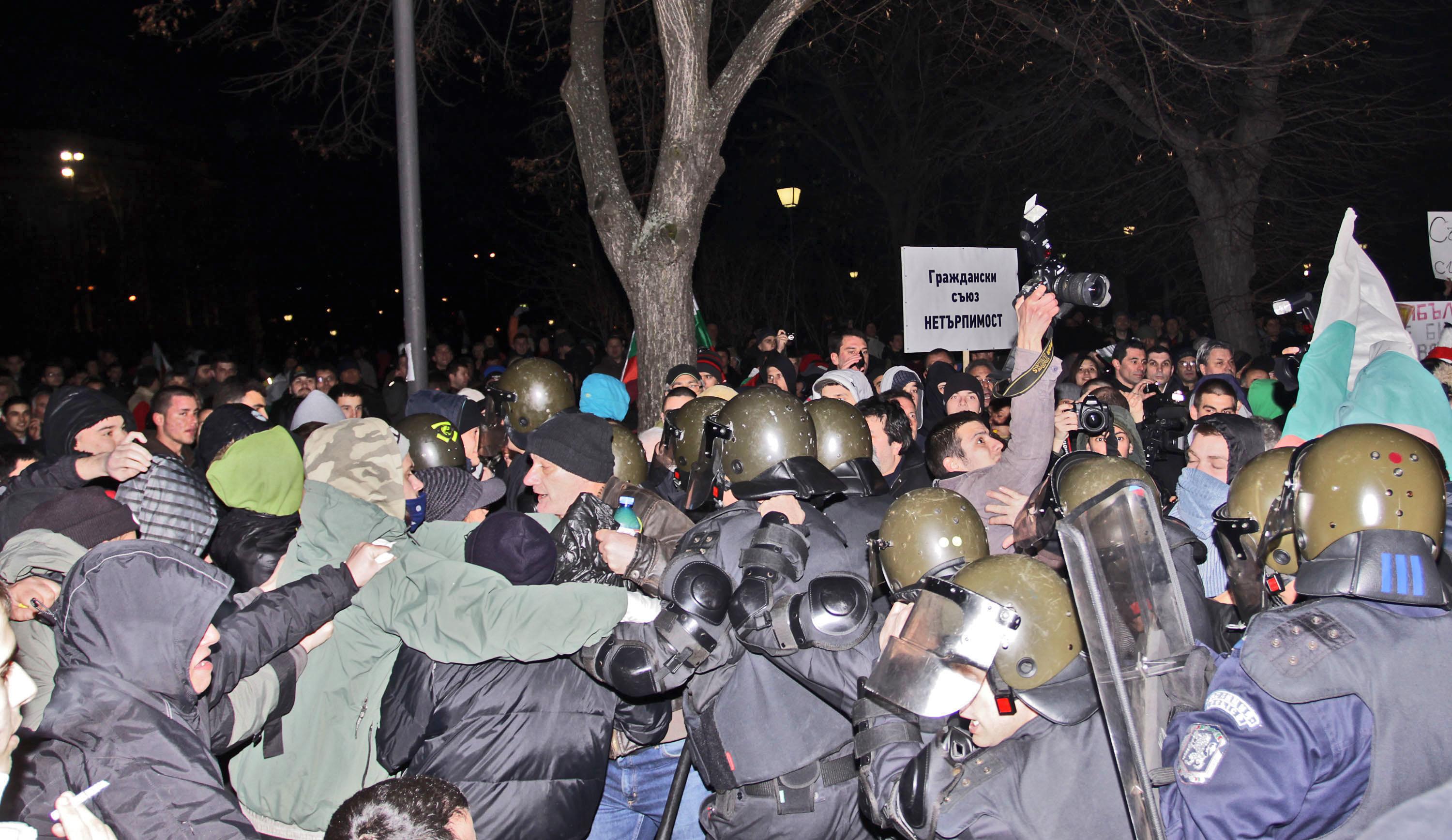 Униформените не позволиха на протестиращите да блокират парламента