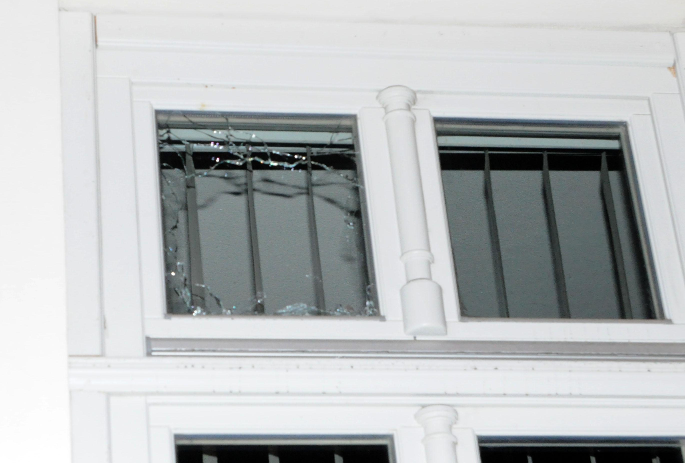 По време на народното недоволство бяха счупени прозорици на парламента