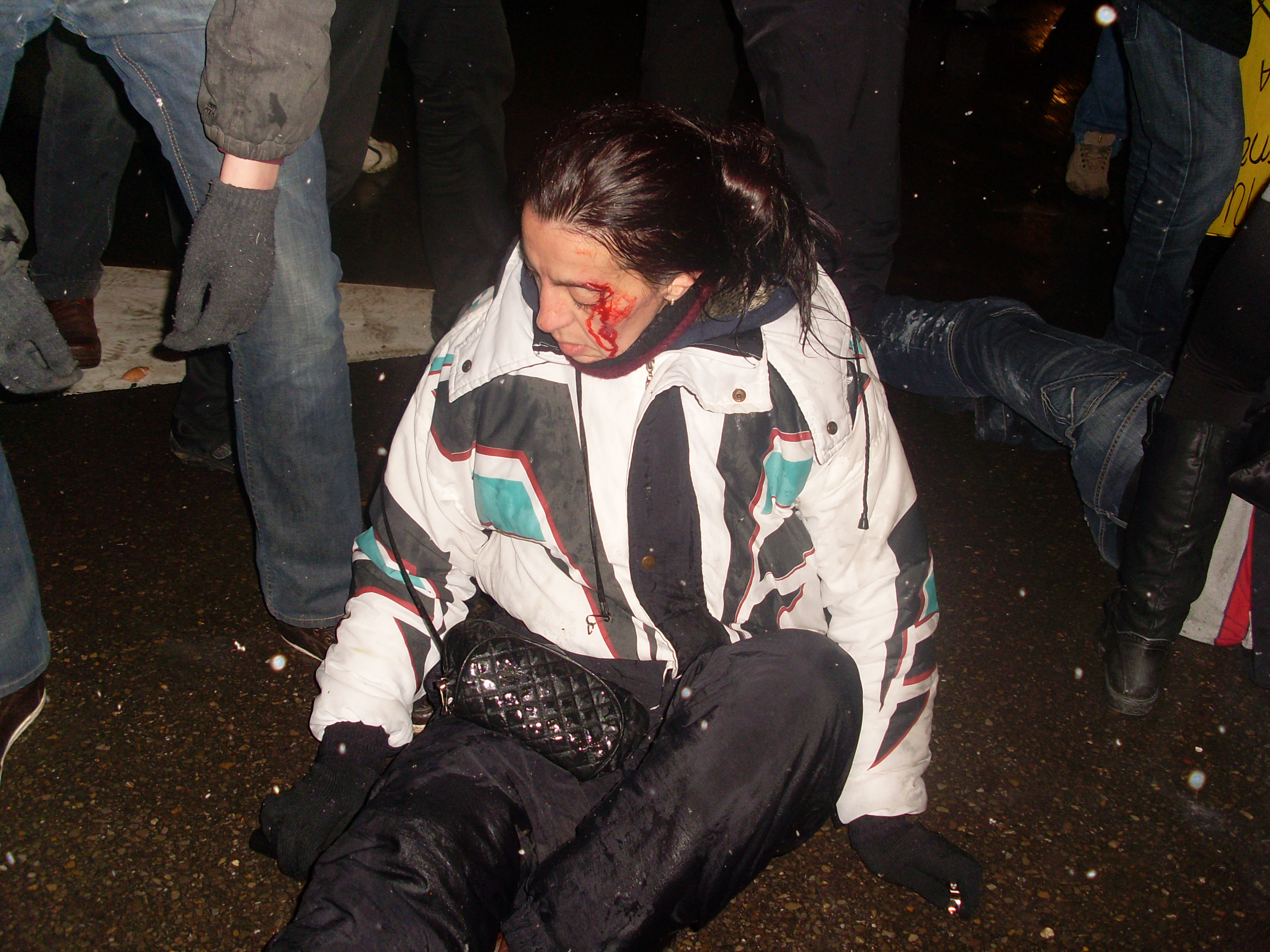 15 ранени, 25 задържани при поредния протест