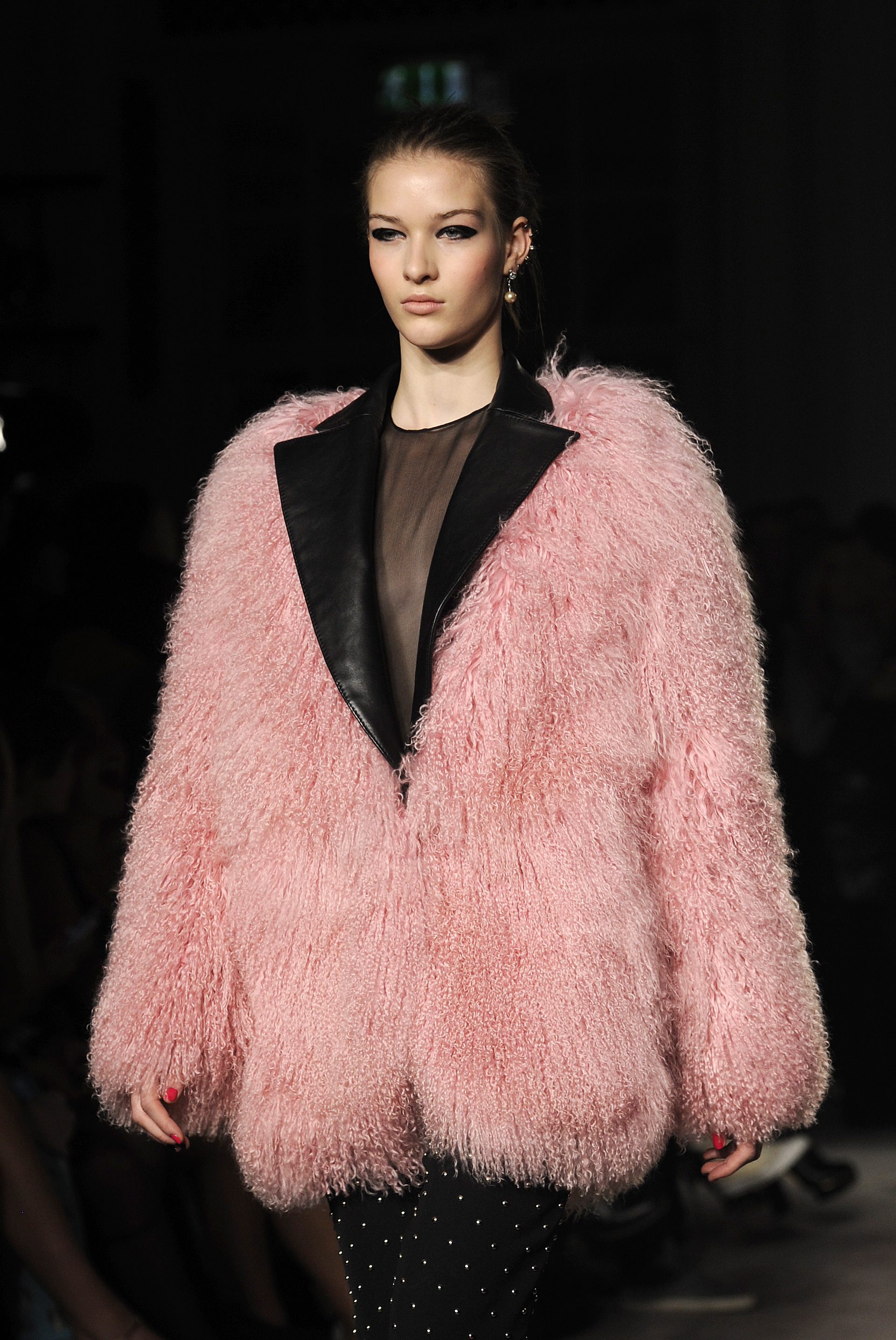 Бонбонени цветове и свежи принтове от Moschino